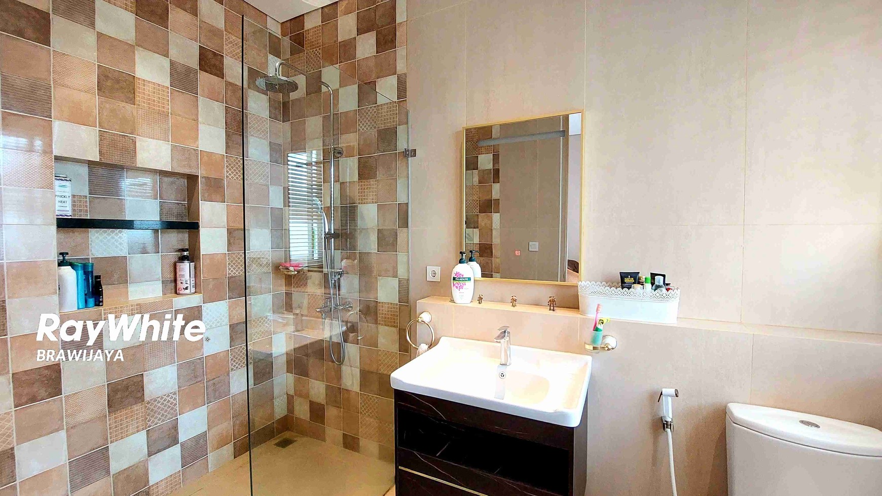 TOWNHOUSE DI RAGUNAN, JAKSEL, INDOCHINE DESIGN INTERIOR, 2 KM KE  TOL JORR