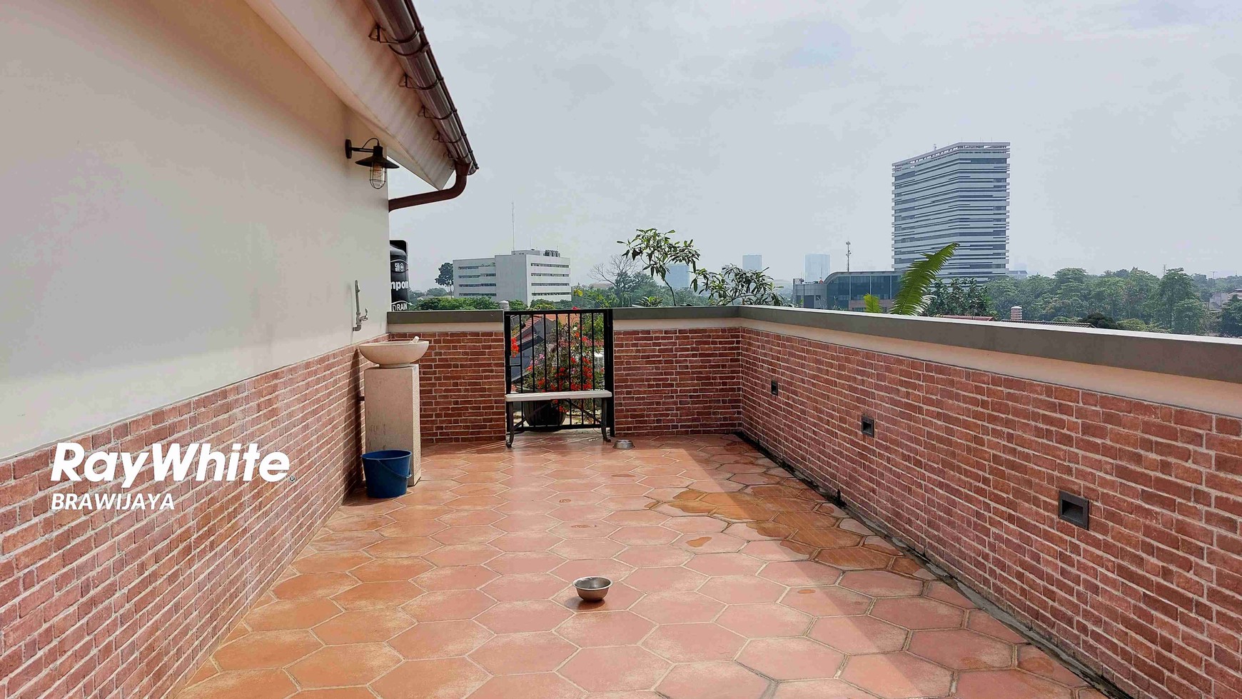 TOWNHOUSE DI RAGUNAN, JAKSEL, INDOCHINE DESIGN INTERIOR, 2 KM KE  TOL JORR