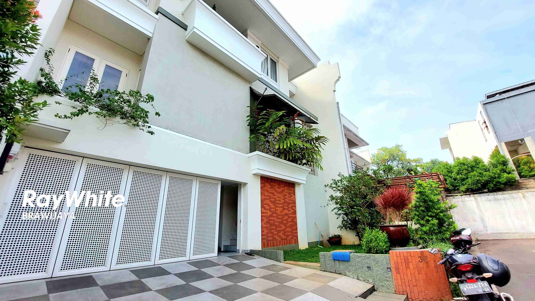 TOWNHOUSE DI RAGUNAN, DALAM CLUSTER, INDOCHINE DESIGN INTERIOR, 2 KM KE TOL JORR