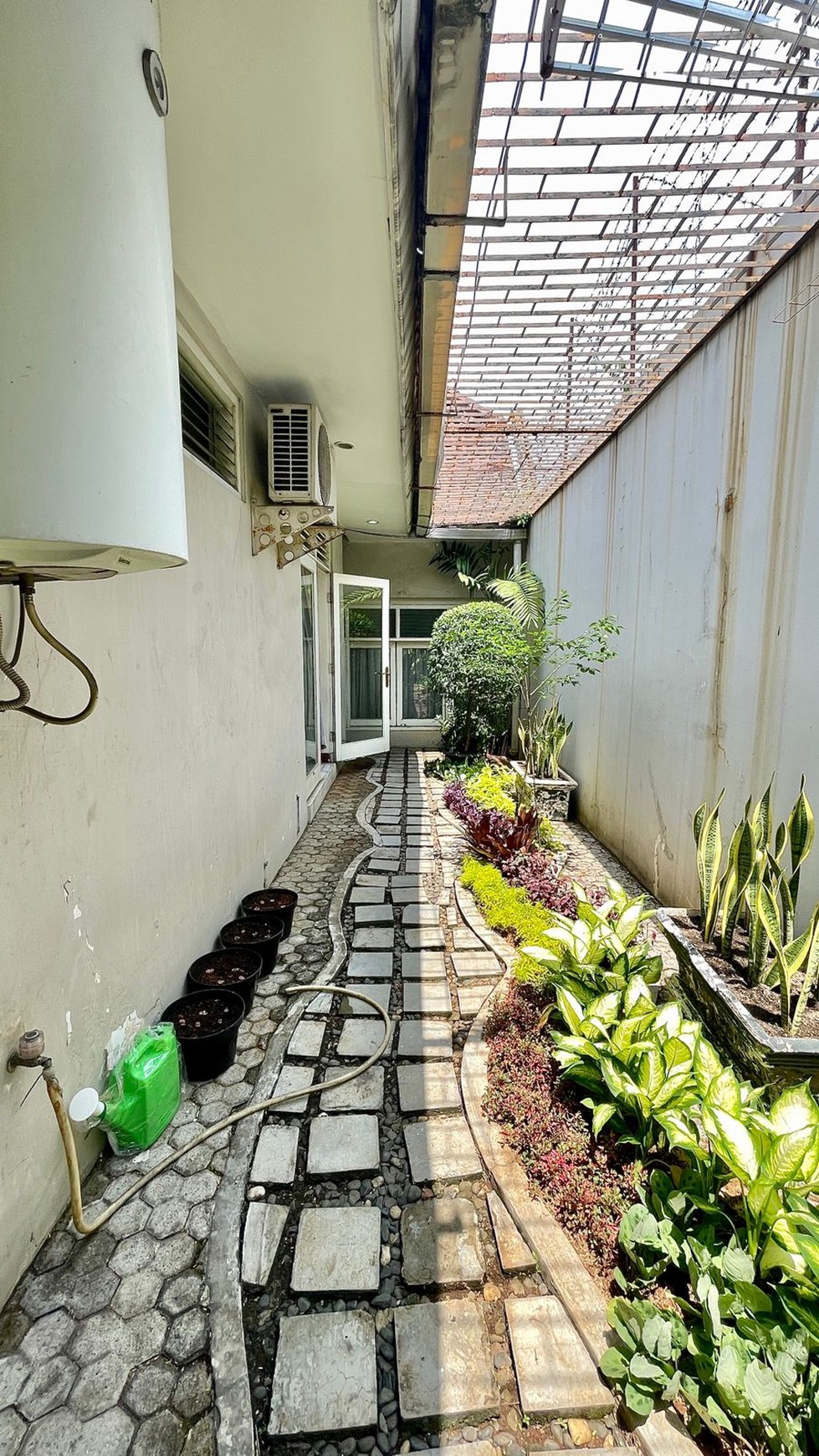 Pondok Indah- Rumah Lama Siap Huni Harga Mendekati NJOP