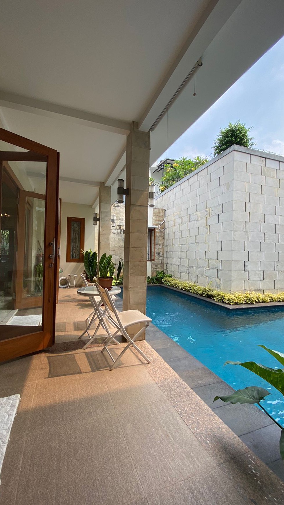 Rumah Bergaya Modern minimalist Halaman parkir Luas at Kemang Timur