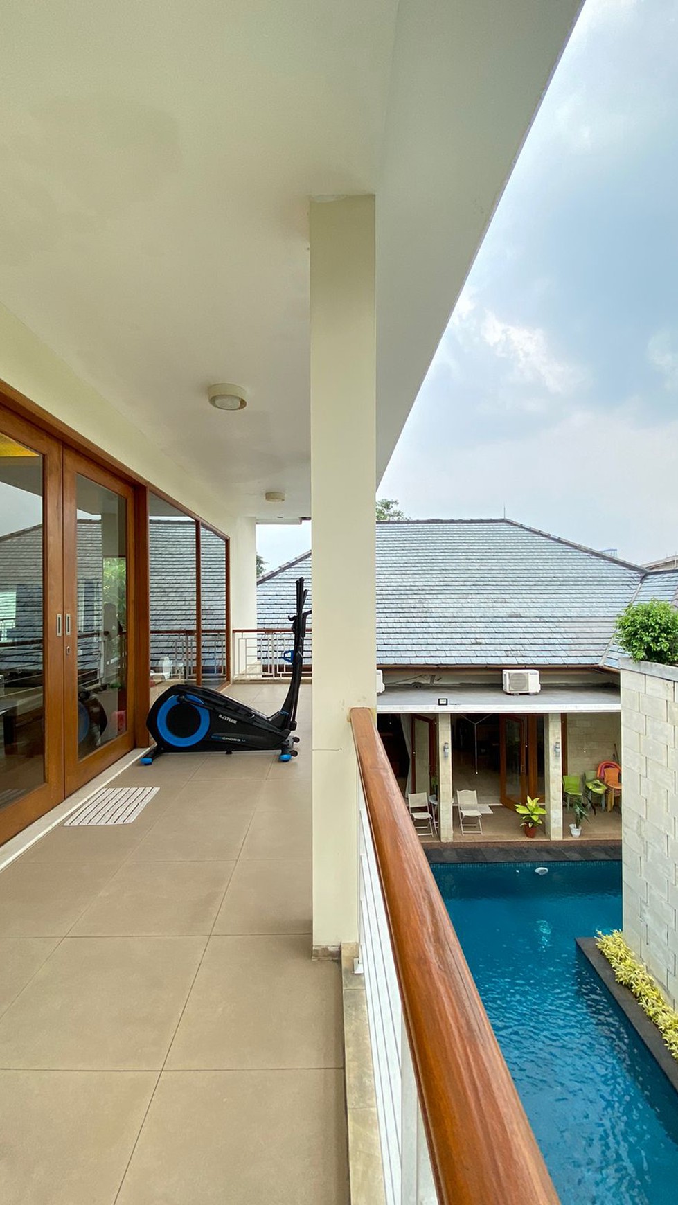 Rumah Bergaya Modern minimalist Halaman parkir Luas at Kemang Timur