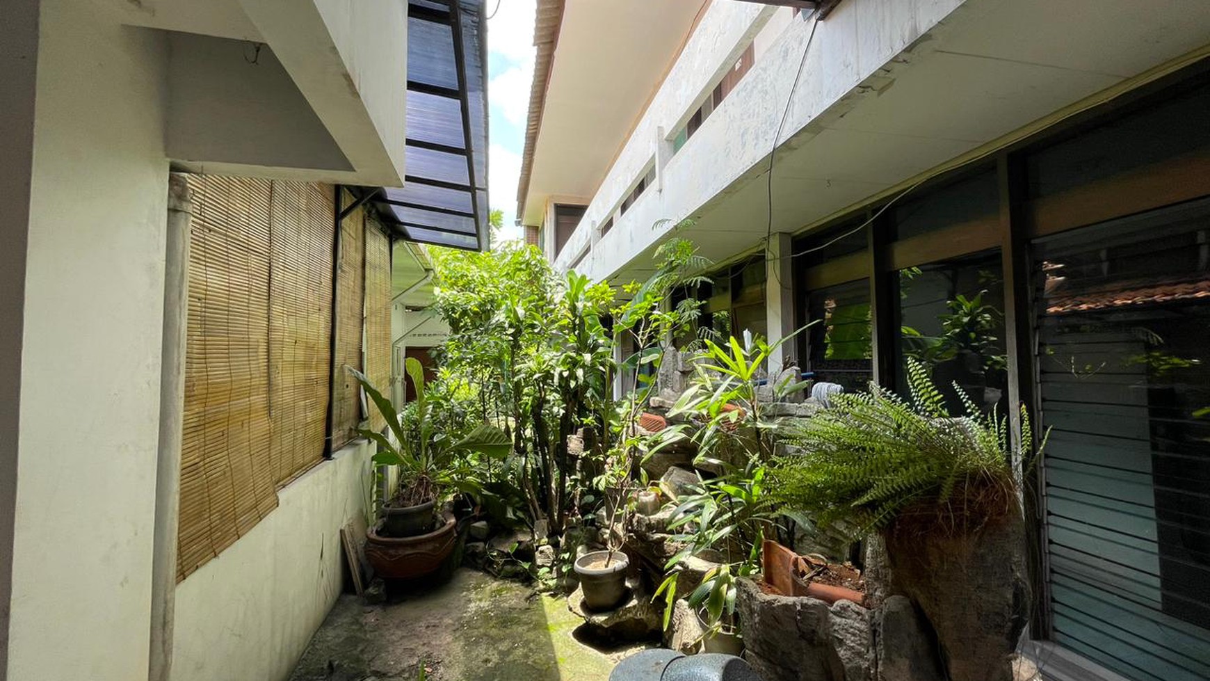 Dijual Rumah Tua Luas 814m2 Hook bebas banjir di Daerah Menteng Jakarta Pusat.