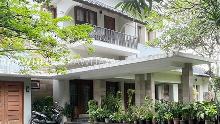 Rumah Gaya Kolonial Lokasi Tenang Area Dharmawangsa Kebayoran Baru