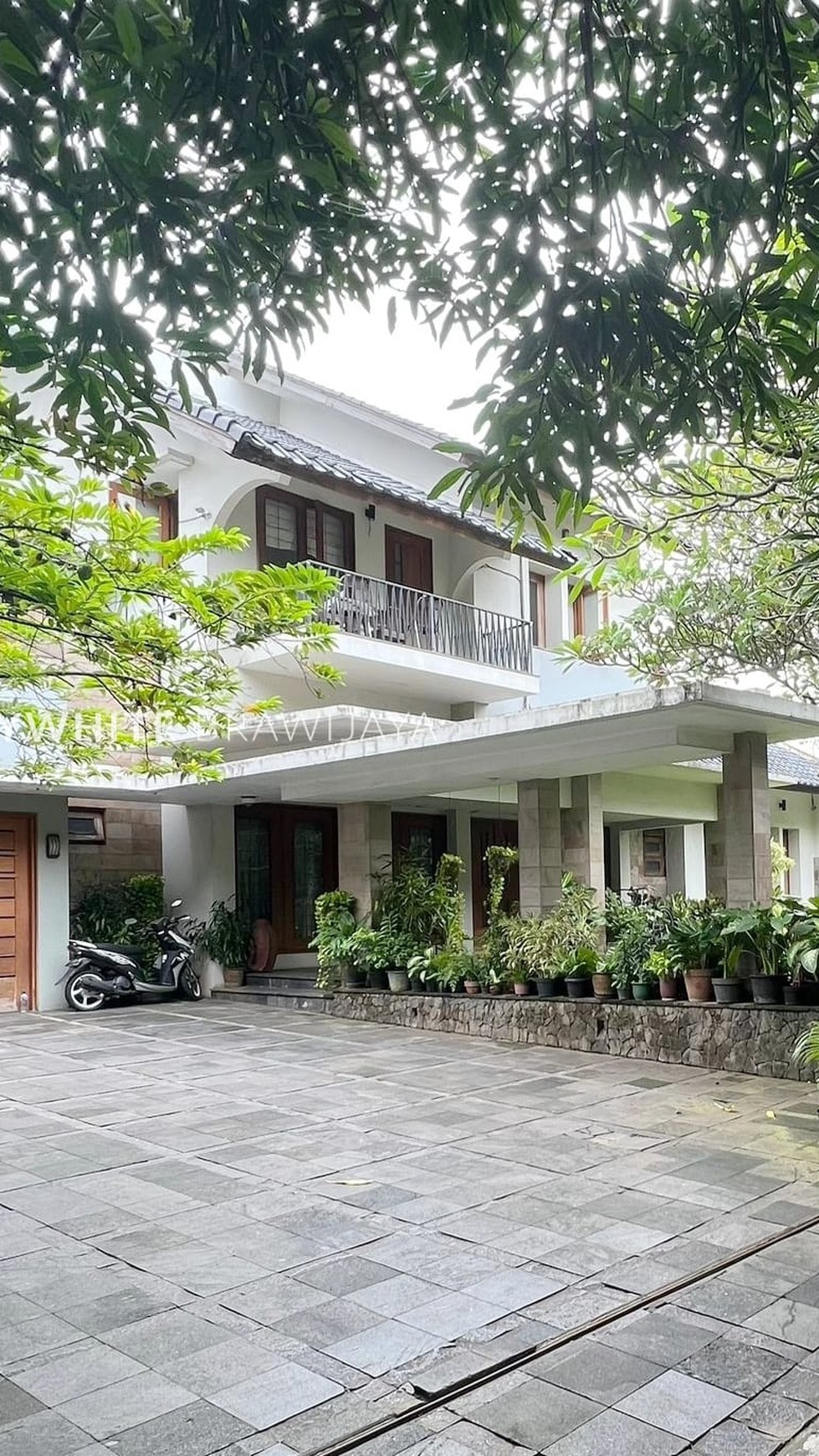 Rumah Gaya Kolonial Lokasi Tenang Area Dharmawangsa Kebayoran Baru