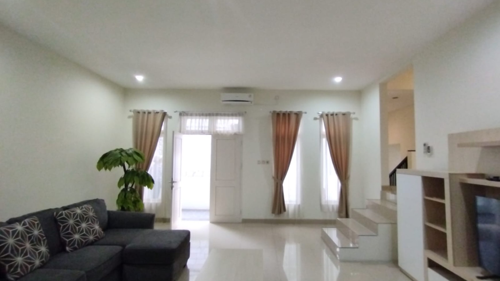 Full Furnished Rumah Split Level 3 lantai Residence One Blue Sapphire, Rapih Siap Huni, Selangkah ke Binus School