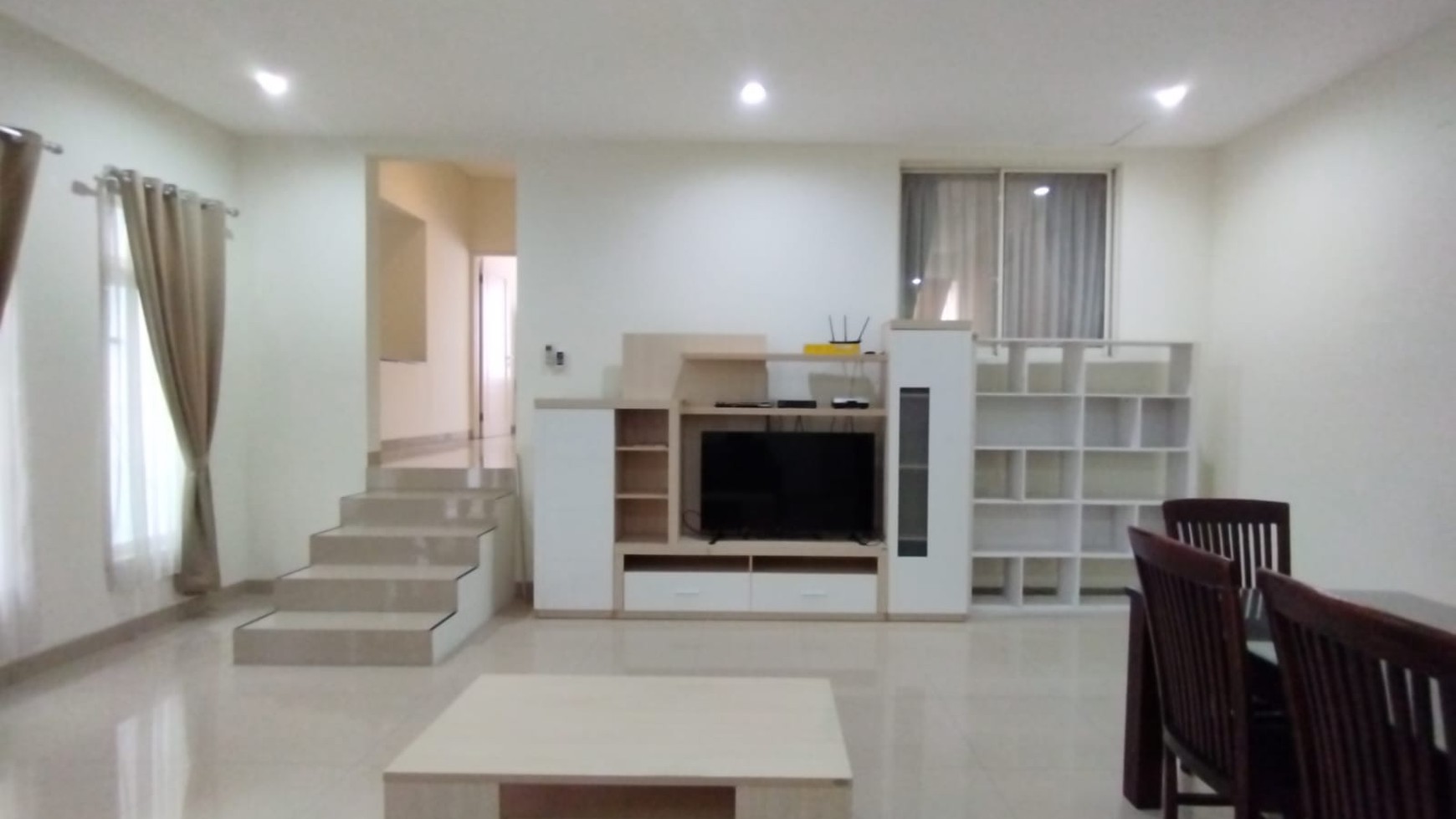 Full Furnished Rumah Split Level 3 lantai Residence One Blue Sapphire, Rapih Siap Huni, Selangkah ke Binus School