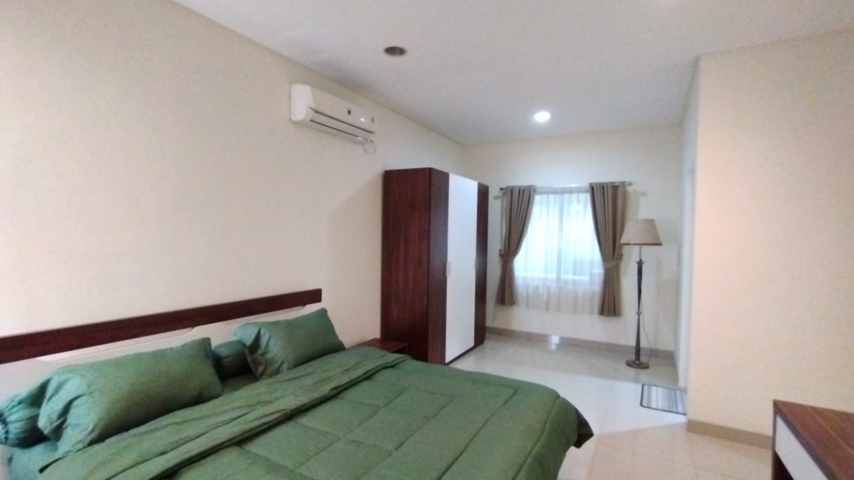 Full Furnished Rumah Split Level 3 lantai Residence One Blue Sapphire, Rapih Siap Huni, Selangkah ke Binus School