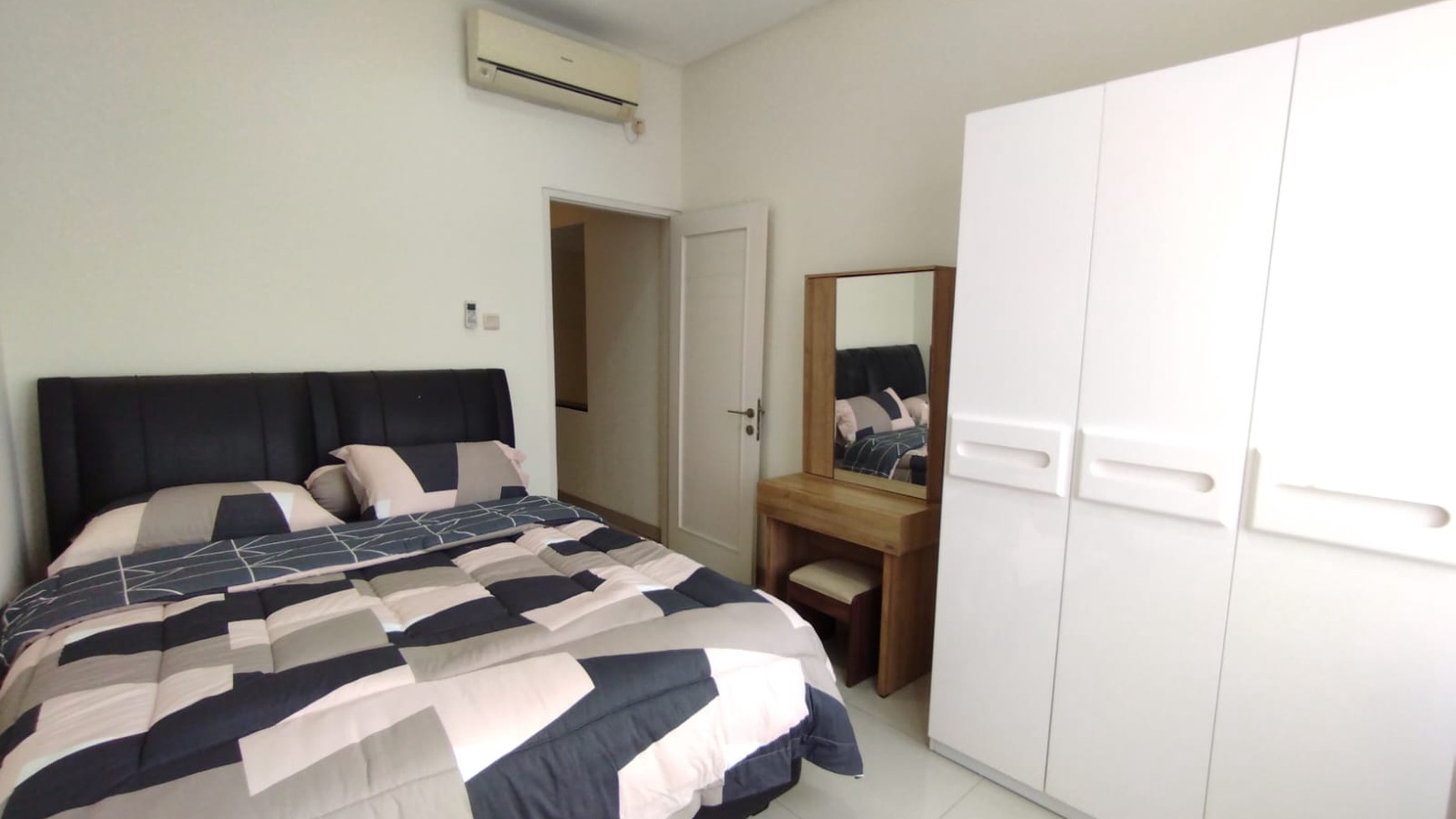 Full Furnished Rumah Split Level 3 lantai Residence One Blue Sapphire, Rapih Siap Huni, Selangkah ke Binus School