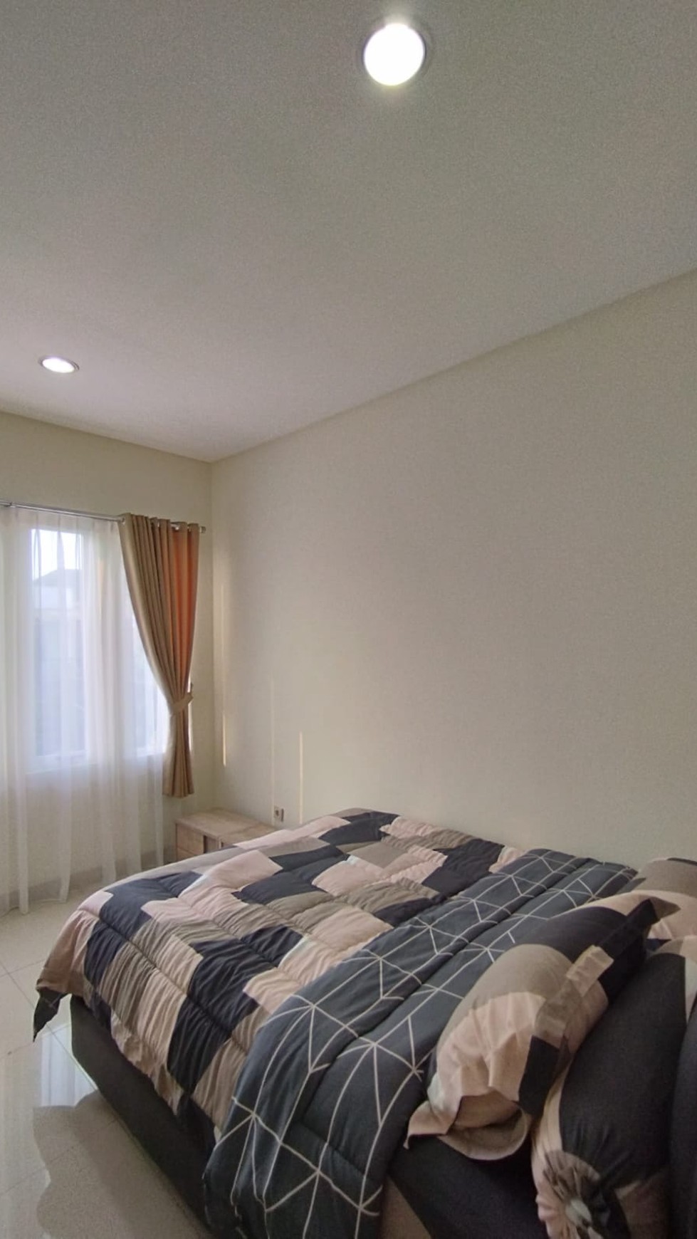 Full Furnished Rumah Split Level 3 lantai Residence One Blue Sapphire, Rapih Siap Huni, Selangkah ke Binus School