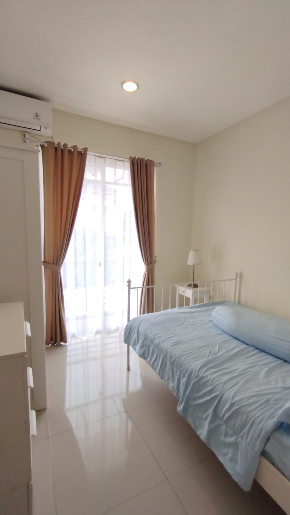 Full Furnished Rumah Split Level 3 lantai Residence One Blue Sapphire, Rapih Siap Huni, Selangkah ke Binus School