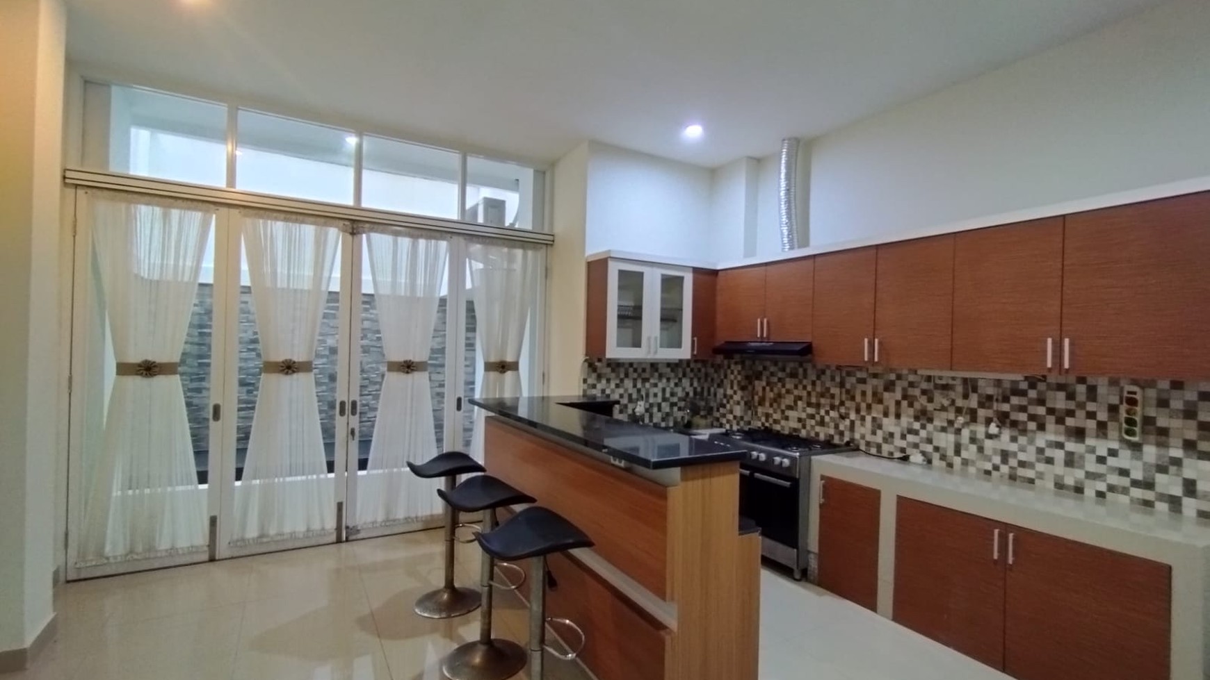 Full Furnished Rumah Split Level 3 lantai Residence One Blue Sapphire, Rapih Siap Huni, Selangkah ke Binus School