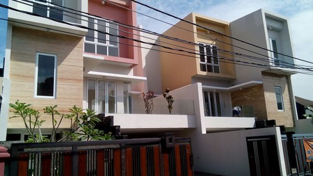 Di Jual Rumah murah Jl Praja Dalam Arteri Kebayoran Lama, Jakarta Selatan 