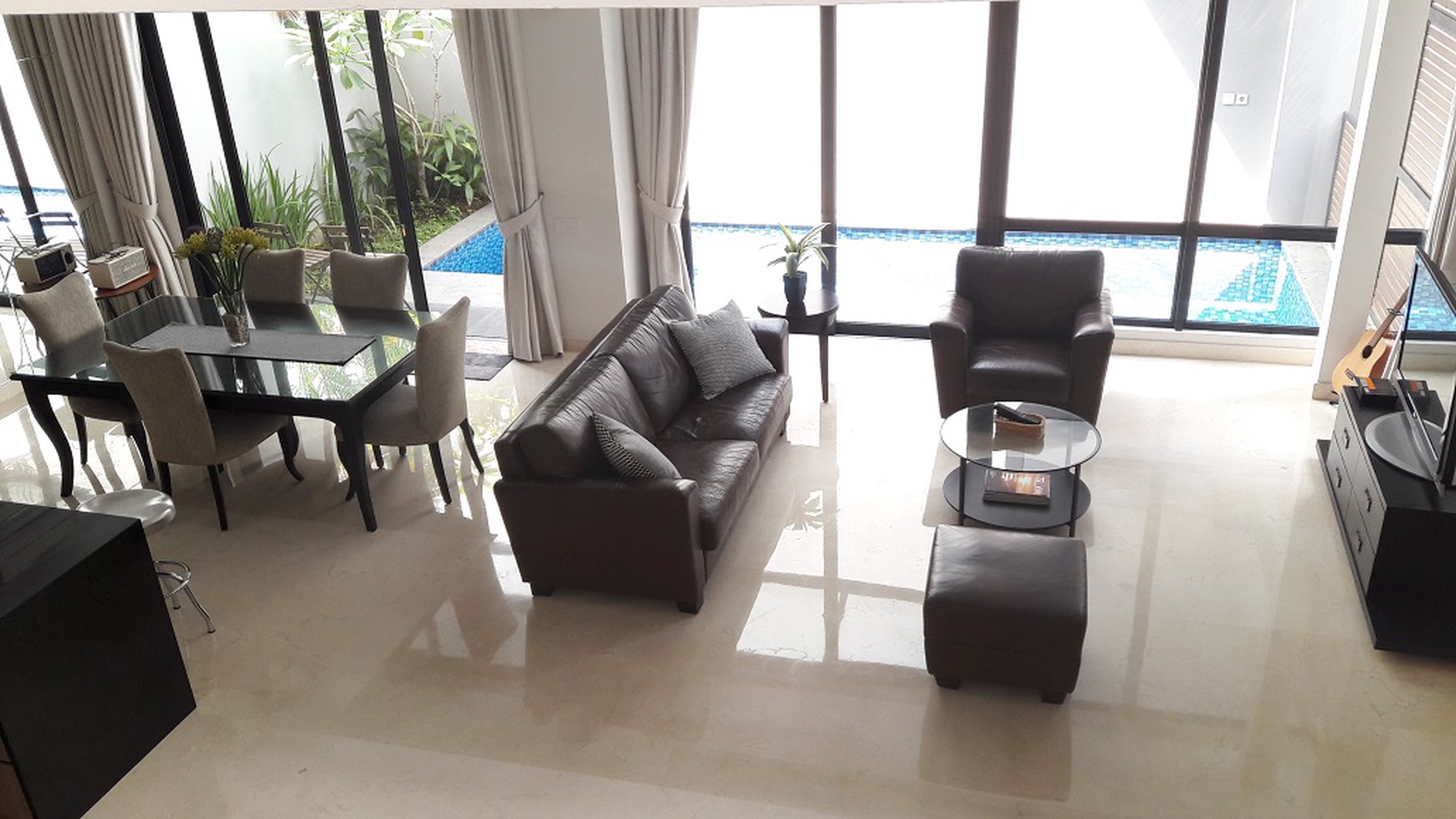 Townhouse di Cilandak, Dalam Cluster; Hanya 2 KM dari CITOS, Private Swimming Pool, SHM