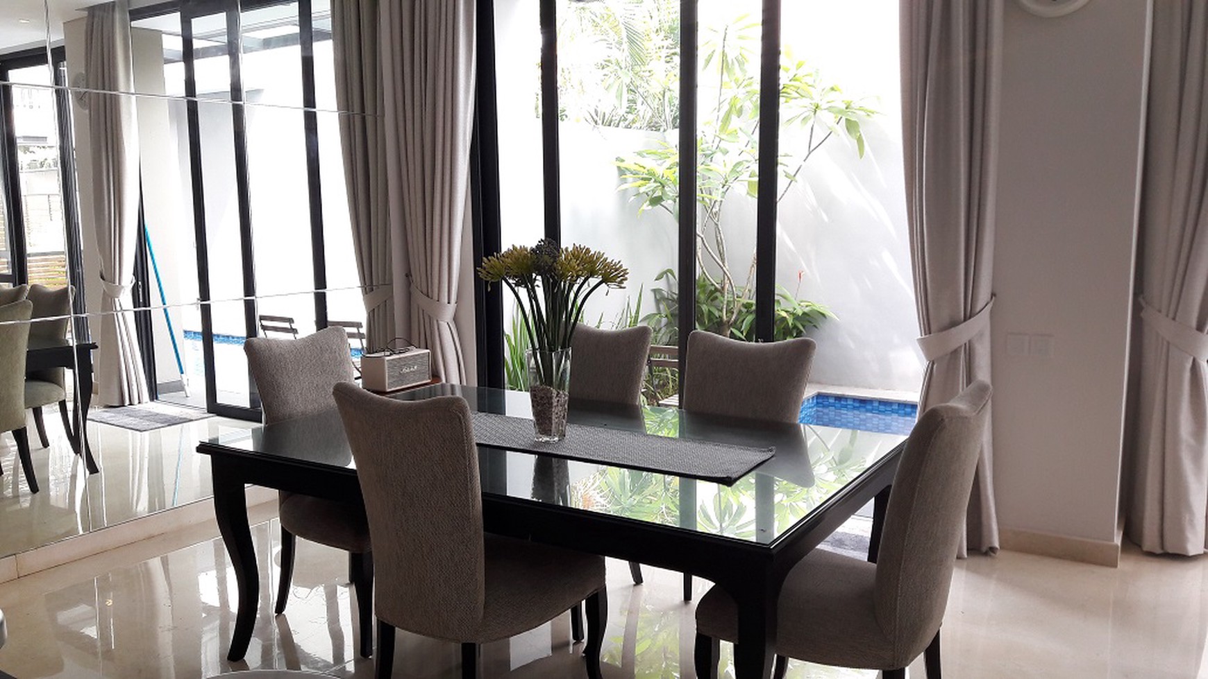 Townhouse di Cilandak, Dalam Cluster; Hanya 2 KM dari CITOS, Private Swimming Pool, SHM