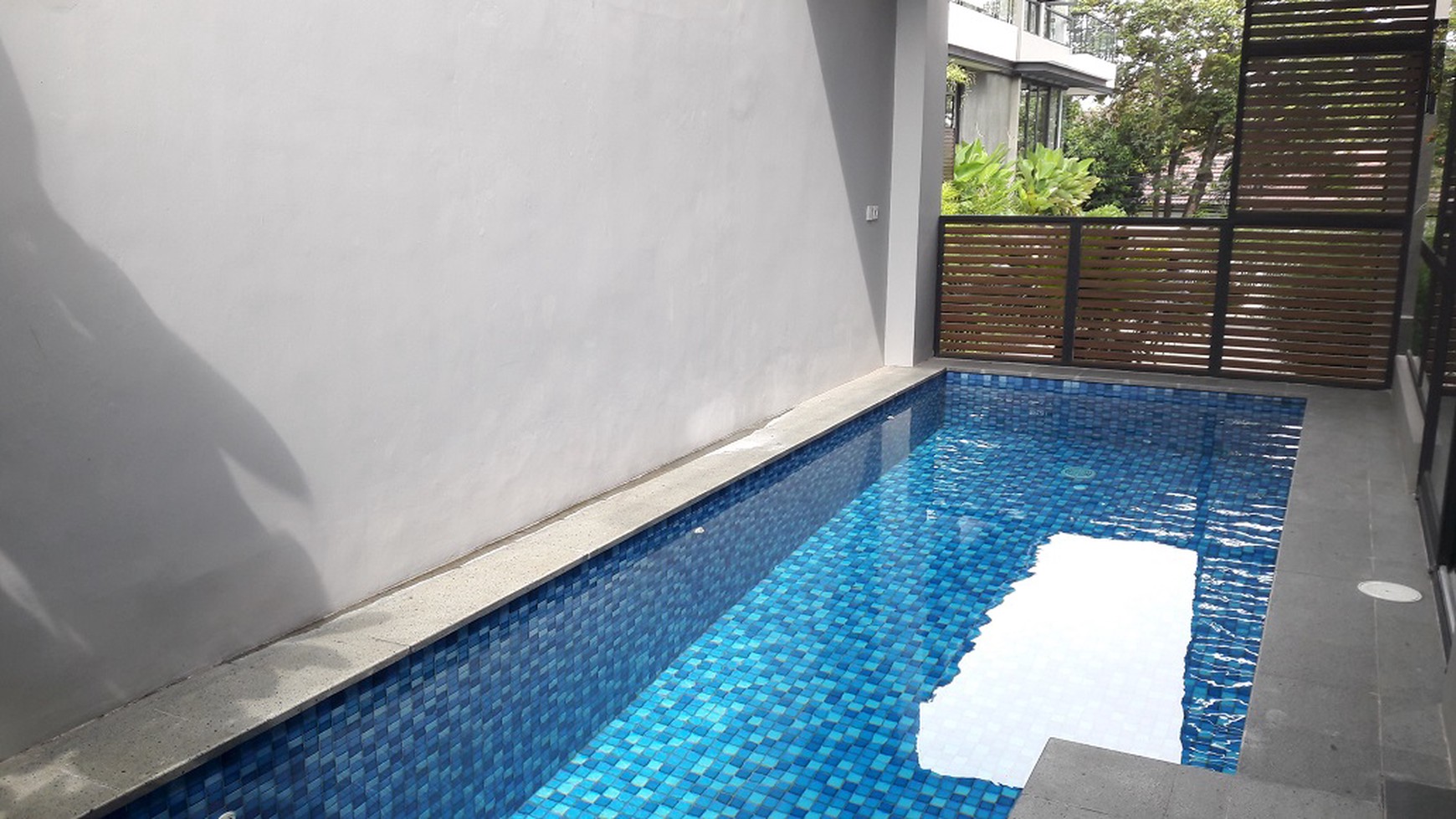 Townhouse di Cilandak, Dalam Cluster; Hanya 2 KM dari CITOS, Private Swimming Pool, SHM