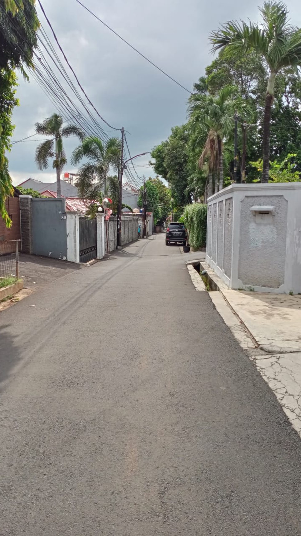 Rumah terawat  baik deket rs suyoto, mal , pintu toll, pd indah , tempat kuliner, di  Veteran Jakarta selatan , SHM.