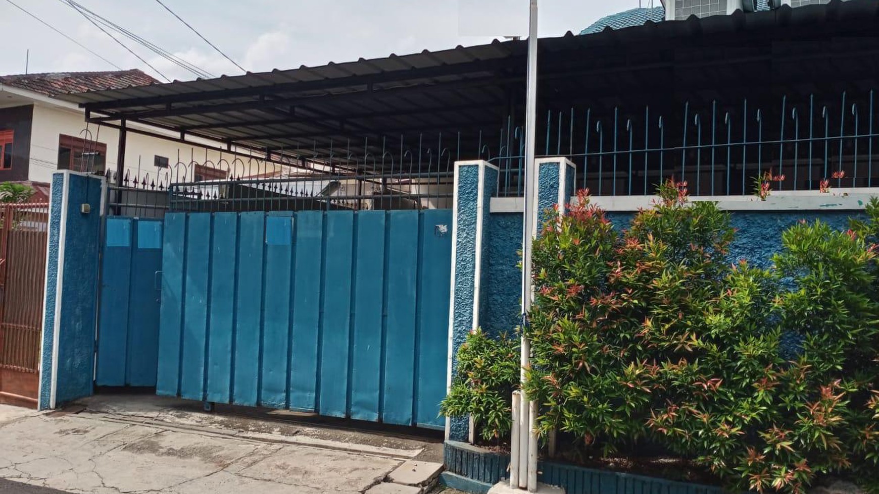 Rumah terawat  baik deket rs suyoto, mal , pintu toll, pd indah , tempat kuliner, di  Veteran Jakarta selatan , SHM.