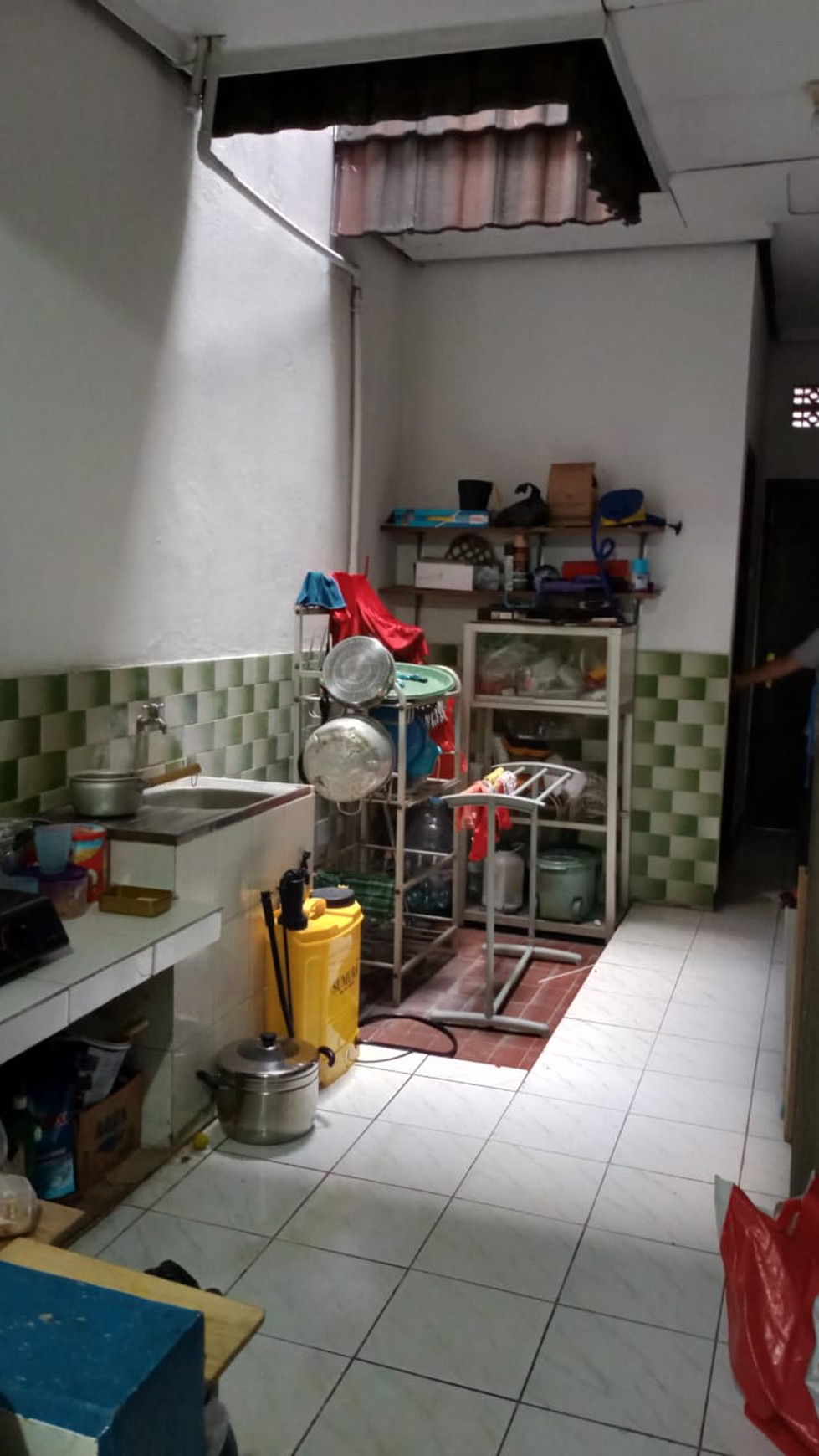 Rumah terawat  baik deket rs suyoto, mal , pintu toll, pd indah , tempat kuliner, di  Veteran Jakarta selatan , SHM.