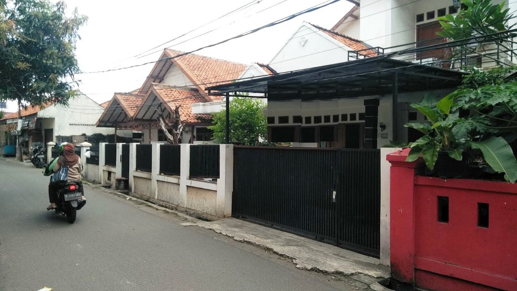 Rumah siap huni, dekat dg rs , kantor kecamatan, puskesmas , sekolah , pasar dan banyak pusat kulineran, sta ka. Pd ranji, pintu tol. di Pondok Betung. Shm