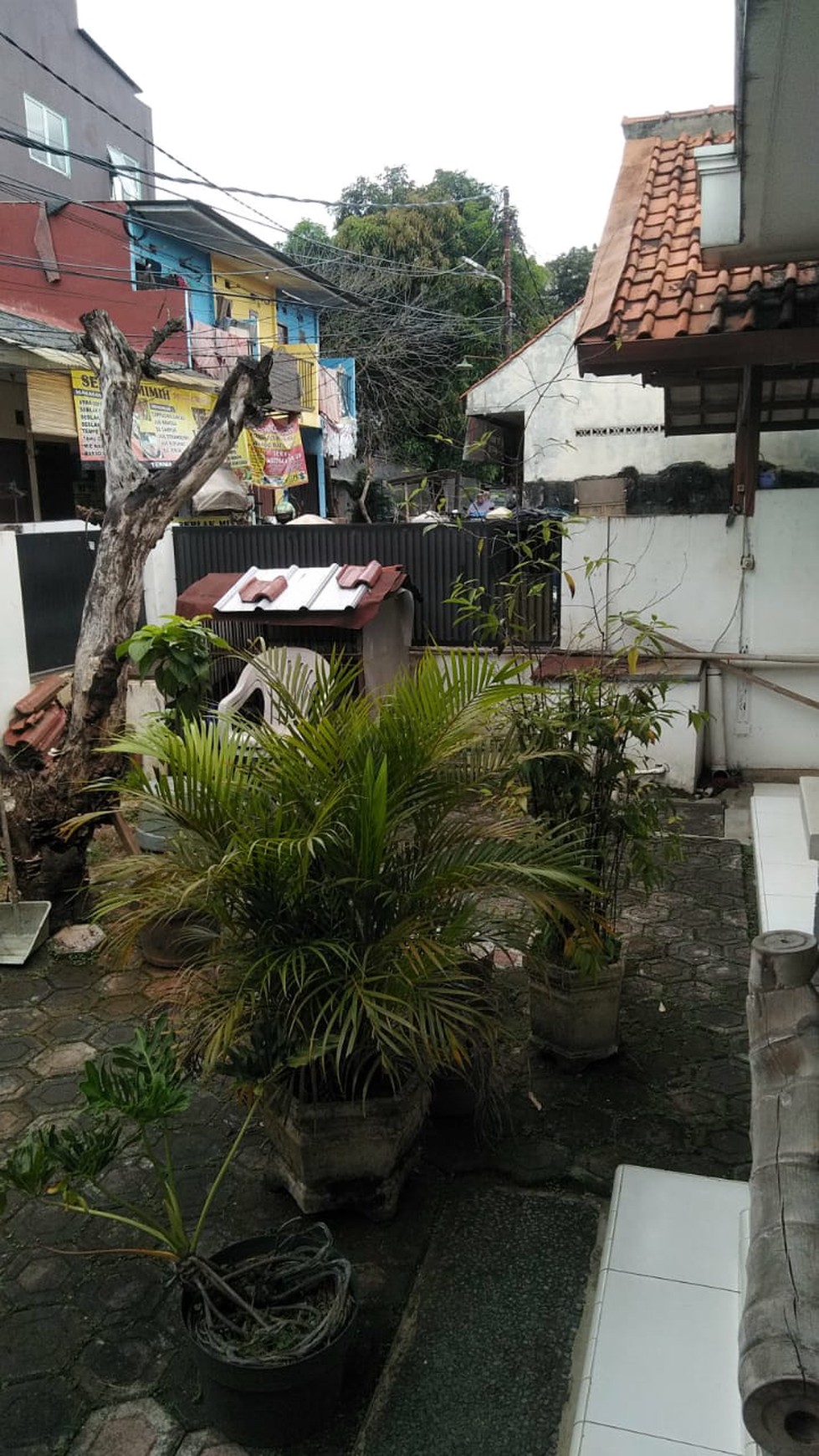 Rumah siap huni, dekat dg rs , kantor kecamatan, puskesmas , sekolah , pasar dan banyak pusat kulineran, sta ka. Pd ranji, pintu tol. di Pondok Betung. Shm