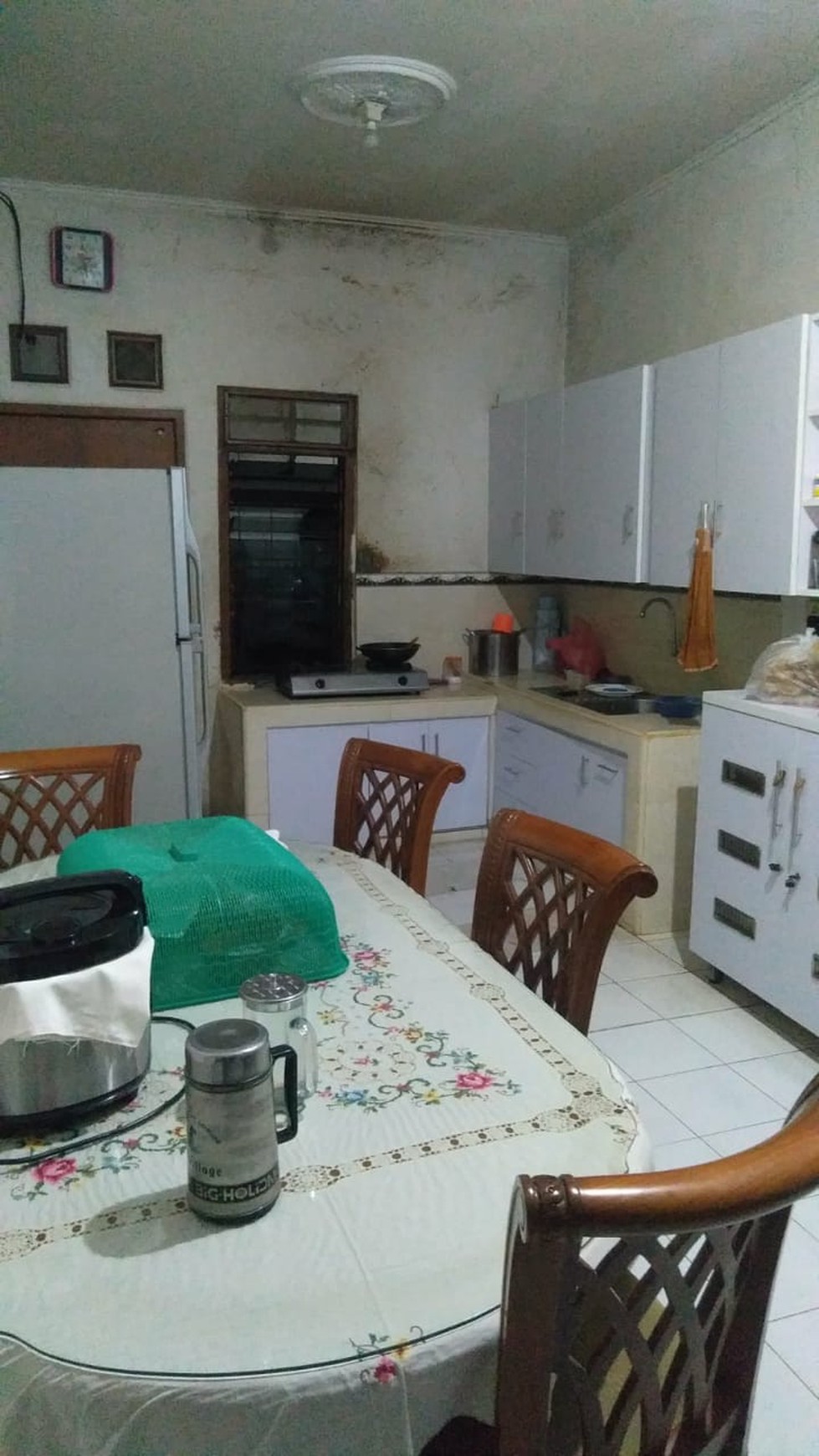 Rumah siap huni, dekat dg rs , kantor kecamatan, puskesmas , sekolah , pasar dan banyak pusat kulineran, sta ka. Pd ranji, pintu tol. di Pondok Betung. Shm