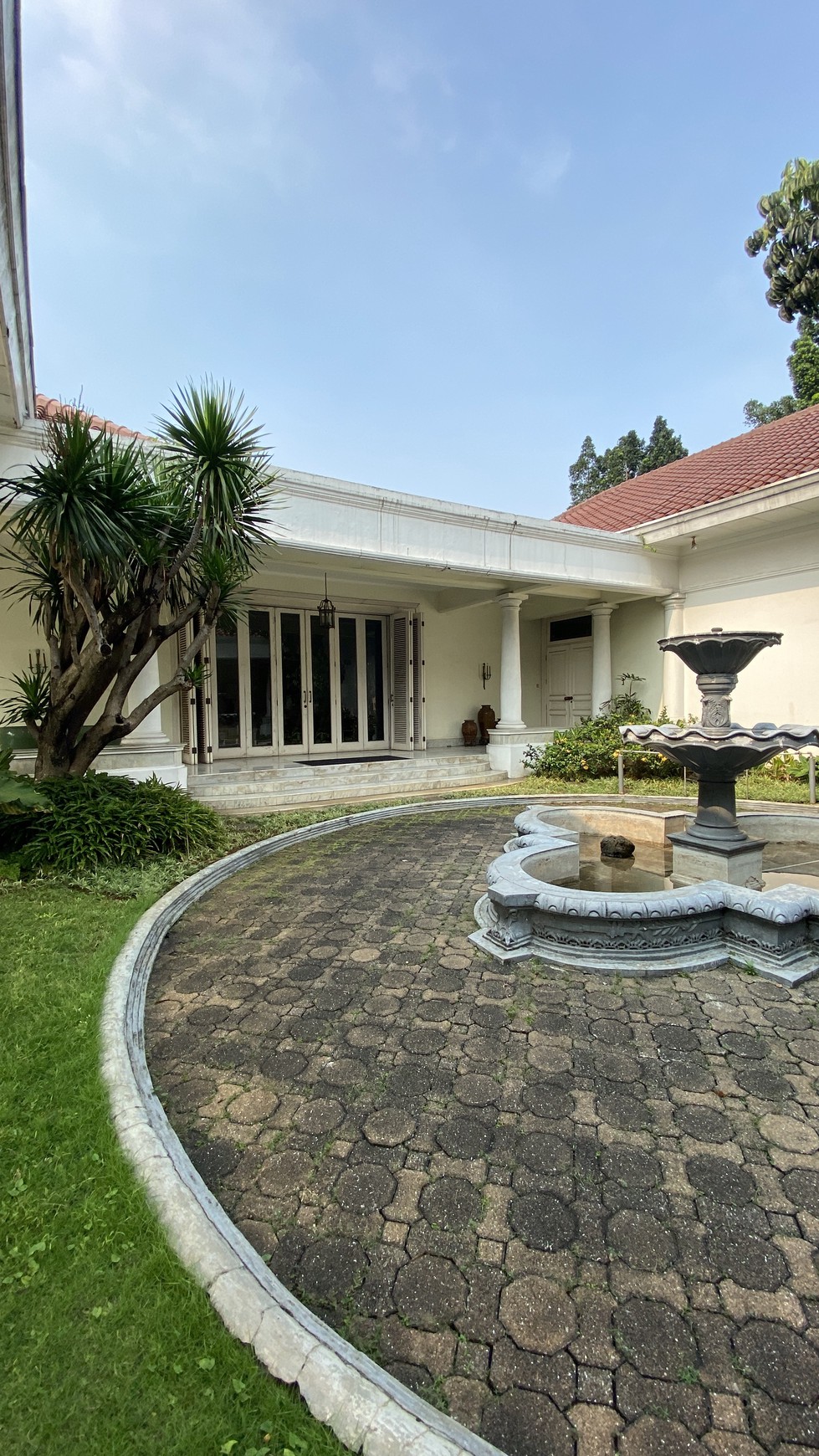 Dijual Rumah Besar Lokasi Elit dan Strategis di Kemang Dalam. Kemang. Jakarta Selatan BEBAS BANJIR