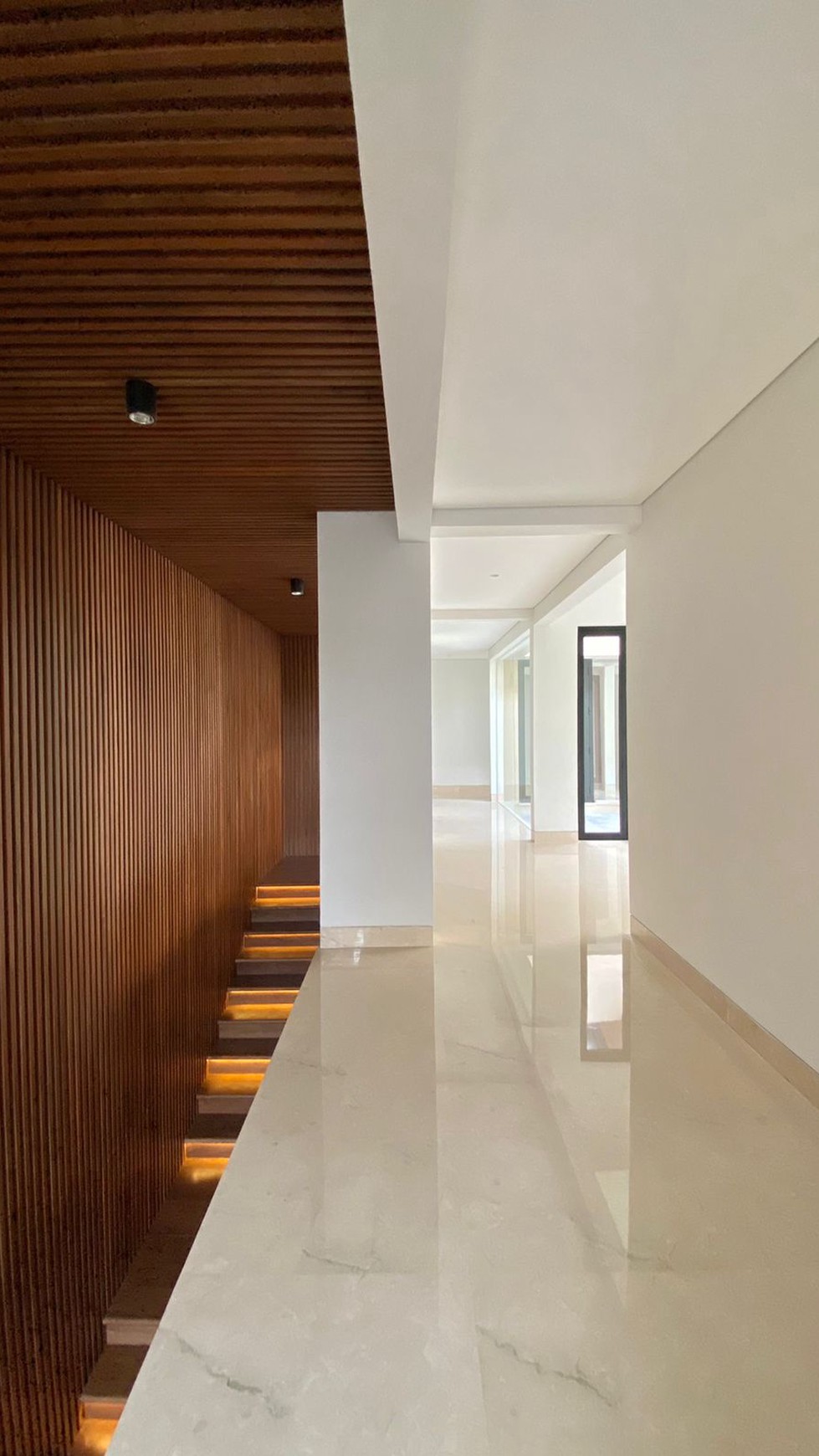 Brand New Modern Minimalist House Mewah dan Nyaman, Berlokasi di Cilandak Barat- Jakarta Selatan