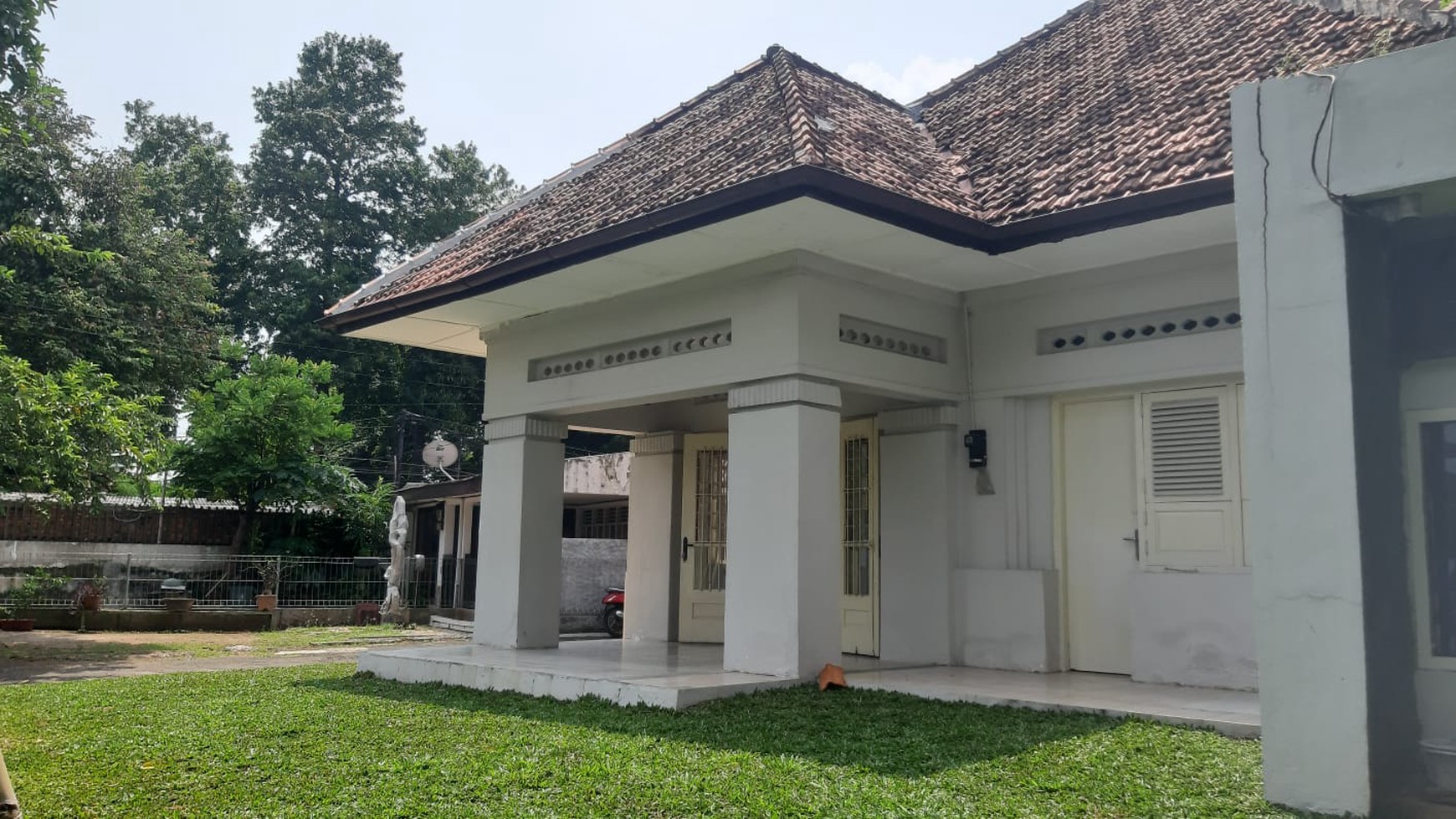 RUMAH CLASIC  DENGAN GAYA COLONIAL  BAGUS BERSIH,TERAWAT  DAN  KONDISI BAIK, TERLETAK  DI  JATUNG KOTA  MENTENG JAKARTA