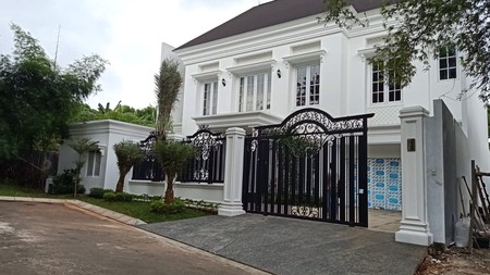 Rumah baru & mewah.  Di Pondok Indah, Jakarta Selatan.  Lokasi tenang dan asri.