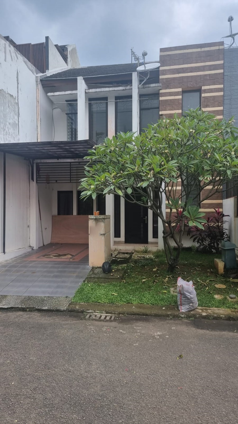 Rumah Bagus Di Emerald Terrace Bintaro Jaya Sektor 9