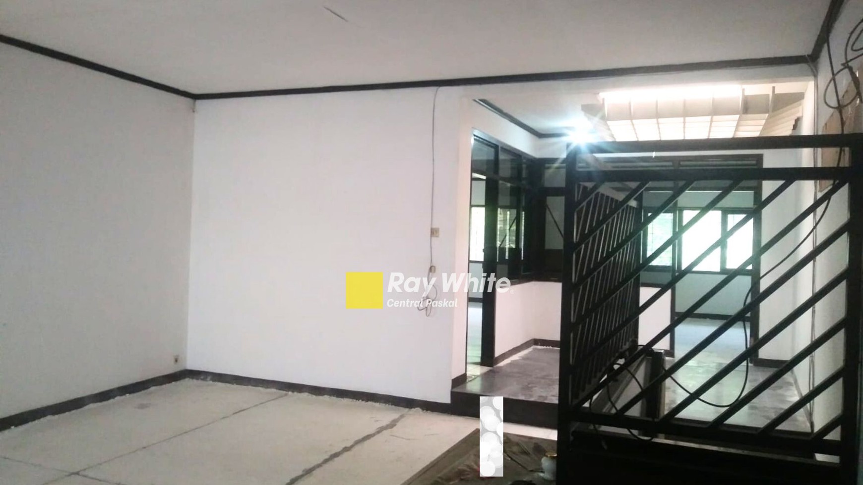 Rumah Eks Kantor 2 Lantai di Mainroad Kebon Jati Bandung