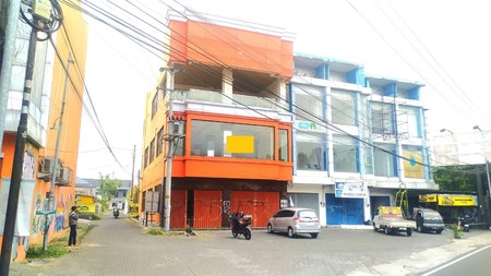 Ruko 3 Lantai Tempat Strategis di Jl RingRoad Utara Yogyakarta 