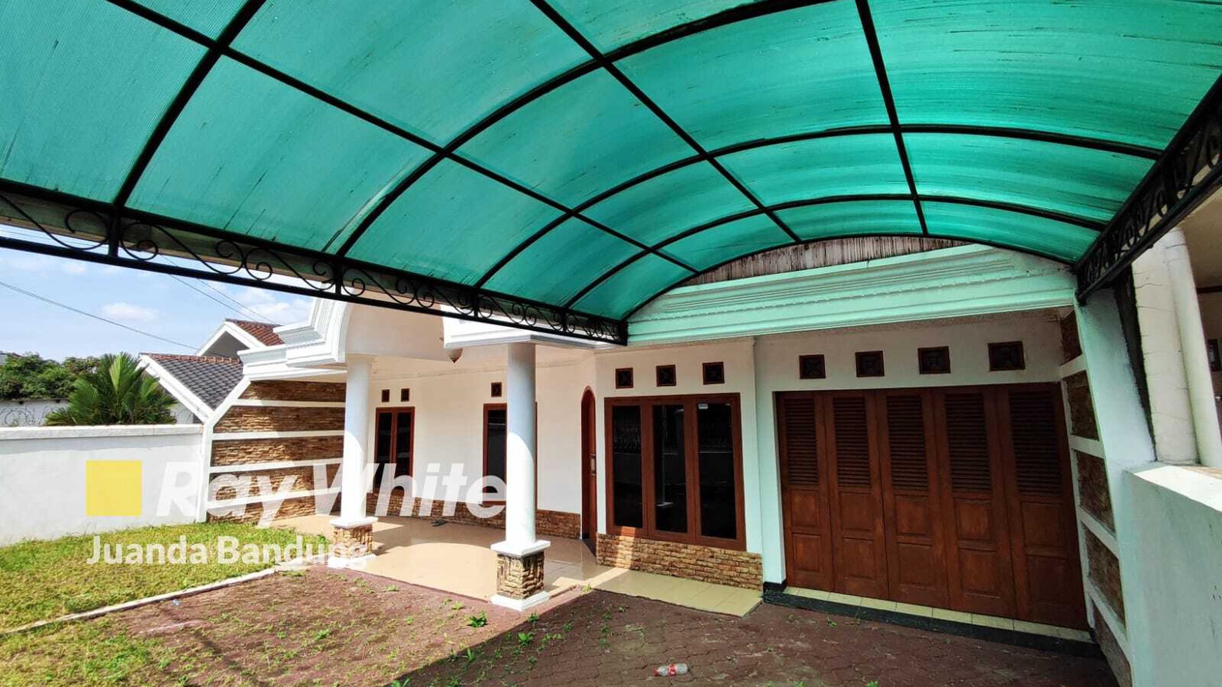 Strategis ! Rumah Terawat Di Tubagus Ismail, Bandung Dengan Parkir Luas