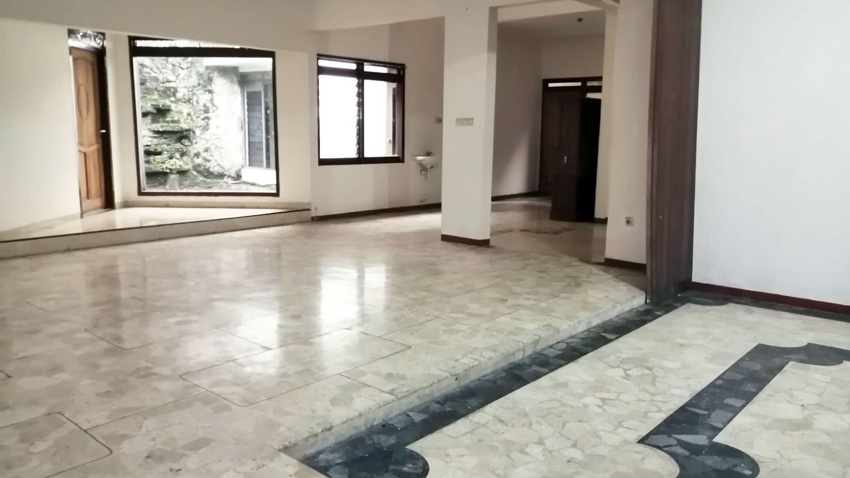 Rumah di Jemur Andayani, bisa untuk rumah tinggal/kantor, row jalan lebar