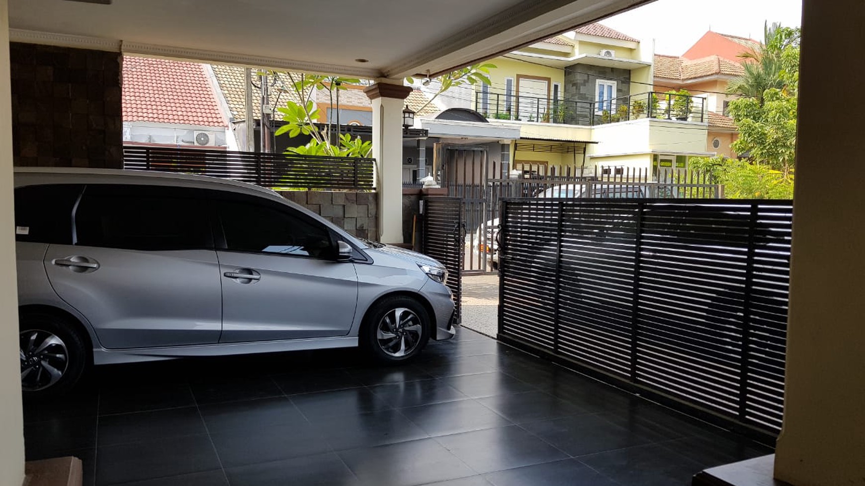 Di jual rumah cantik 2 lantai  di villa nusa indah 3 harga nego