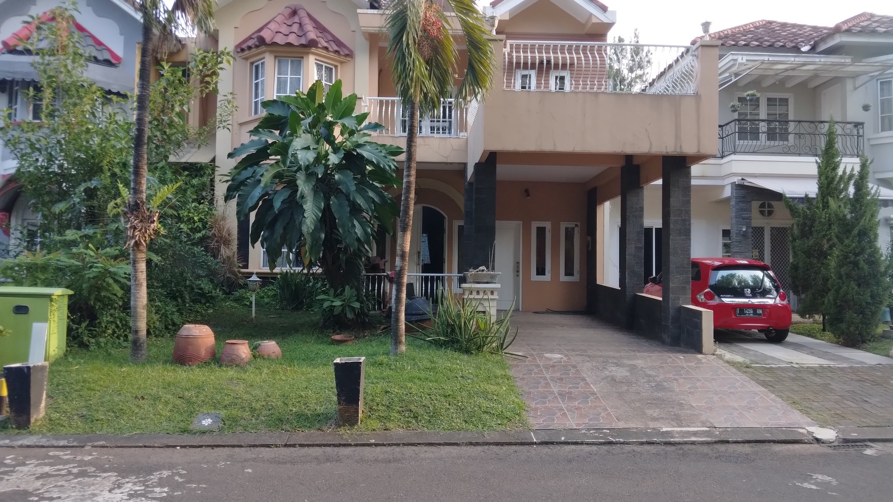 Di jual rumah 2 lantai depan taman di kota wisata cibubur