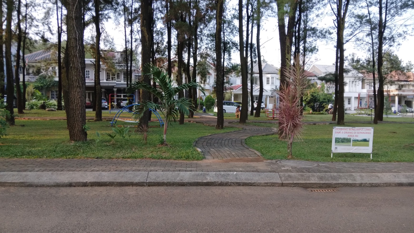 Di jual rumah 2 lantai depan taman di kota wisata cibubur