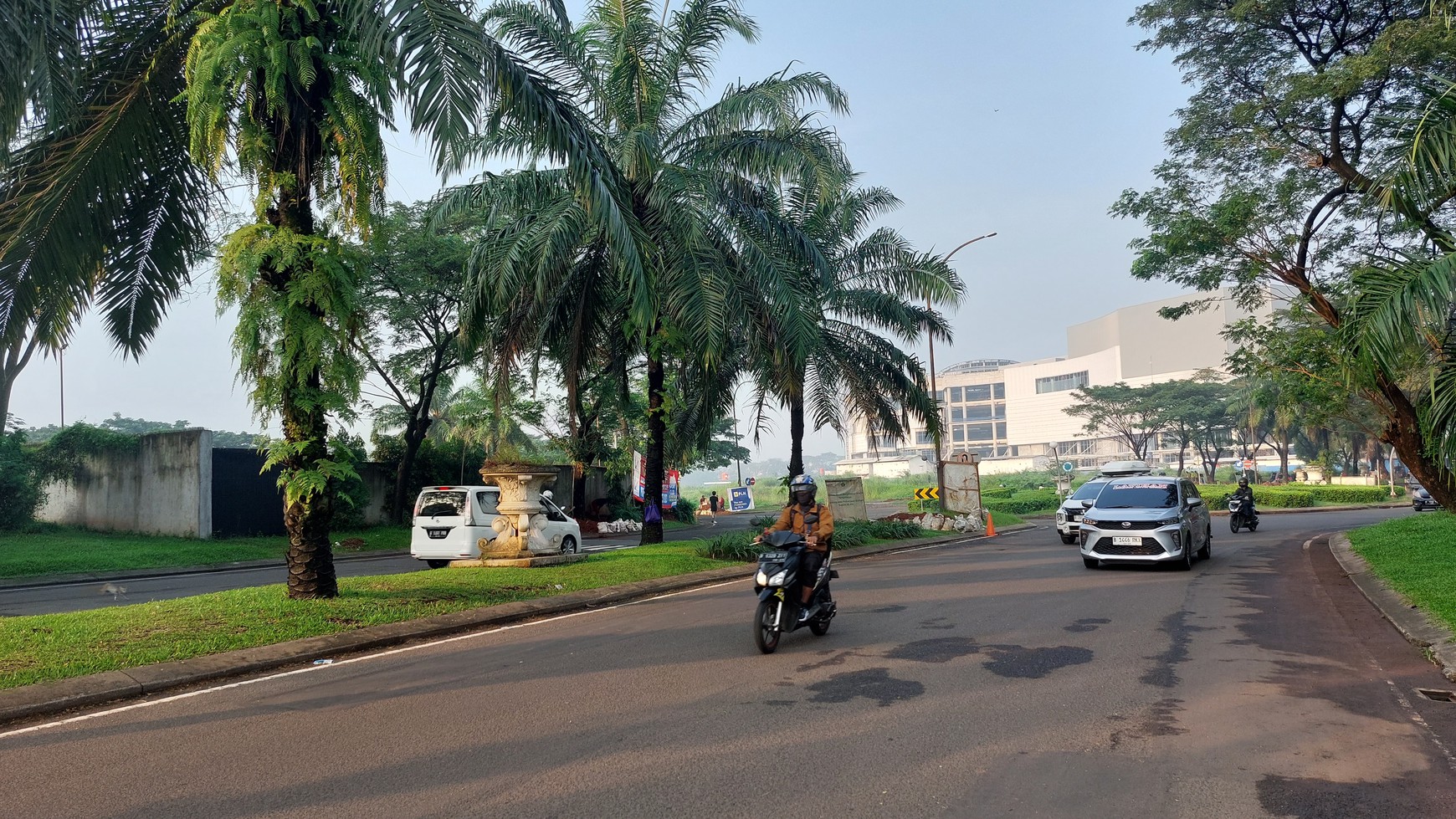 Tanah Komersial Hoek di bunderan Mall Living World