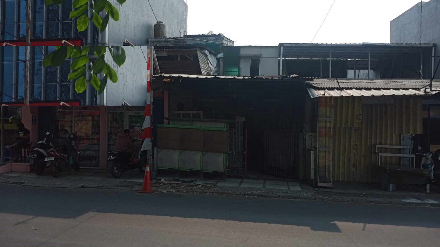 Rumah lama hitung tanah ,  cocok digunakan untuk tmpt  usaha, lokasi pinggir jalan utama, dekat dg rs , tmpt kuliner , 