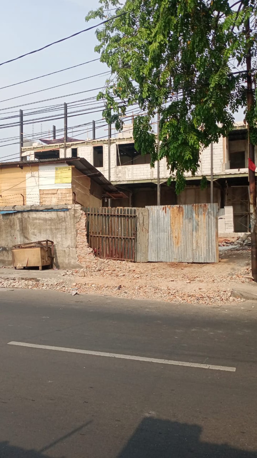 Rumah lama hitung tanah ,  cocok digunakan untuk tmpt  usaha, lokasi pinggir jalan utama, dekat dg rs , tmpt kuliner , 