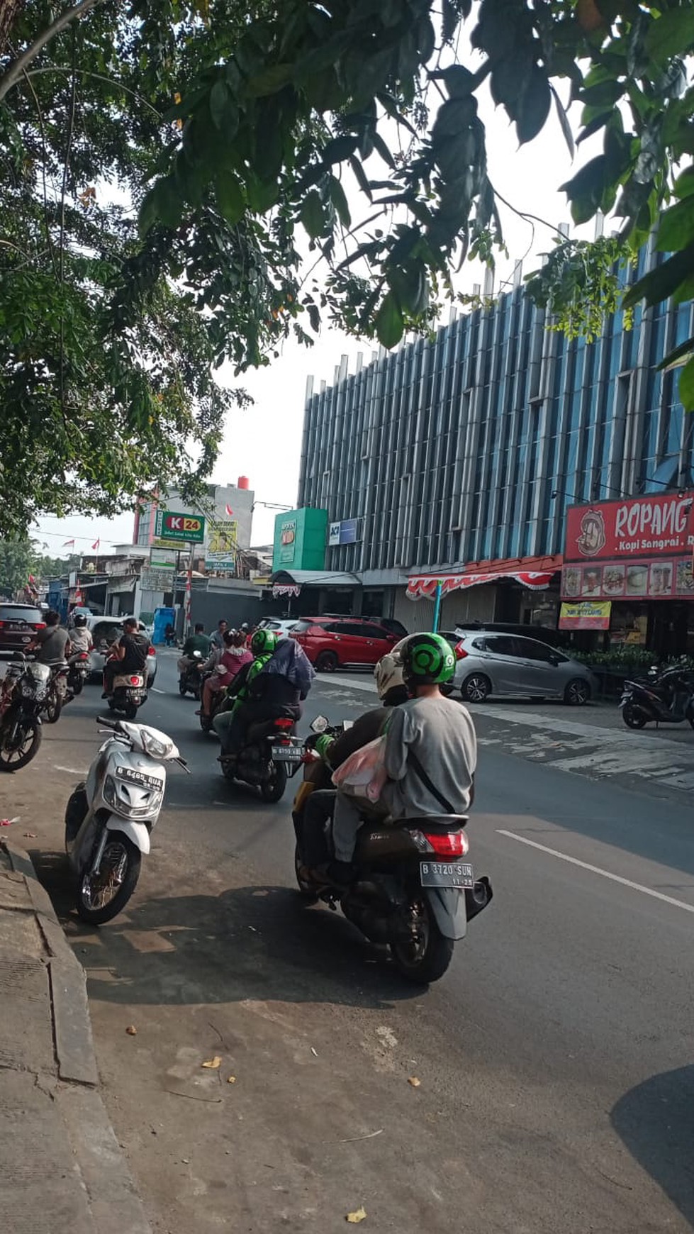 Rumah lama hitung tanah ,  cocok digunakan untuk tmpt  usaha, lokasi pinggir jalan utama, dekat dg rs , tmpt kuliner , 