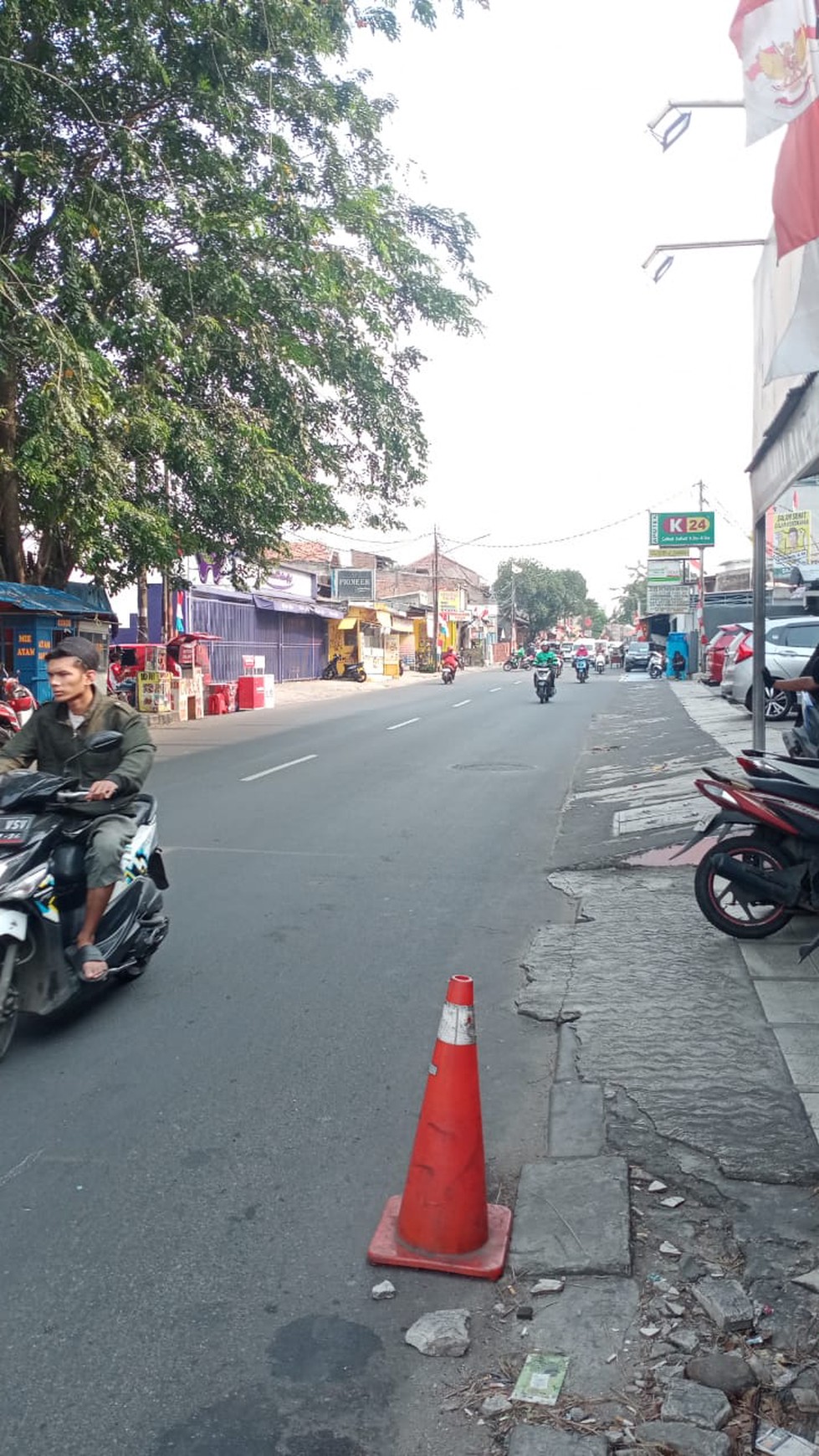 Rumah lama hitung tanah ,  cocok digunakan untuk tmpt  usaha, lokasi pinggir jalan utama, dekat dg rs , tmpt kuliner , 