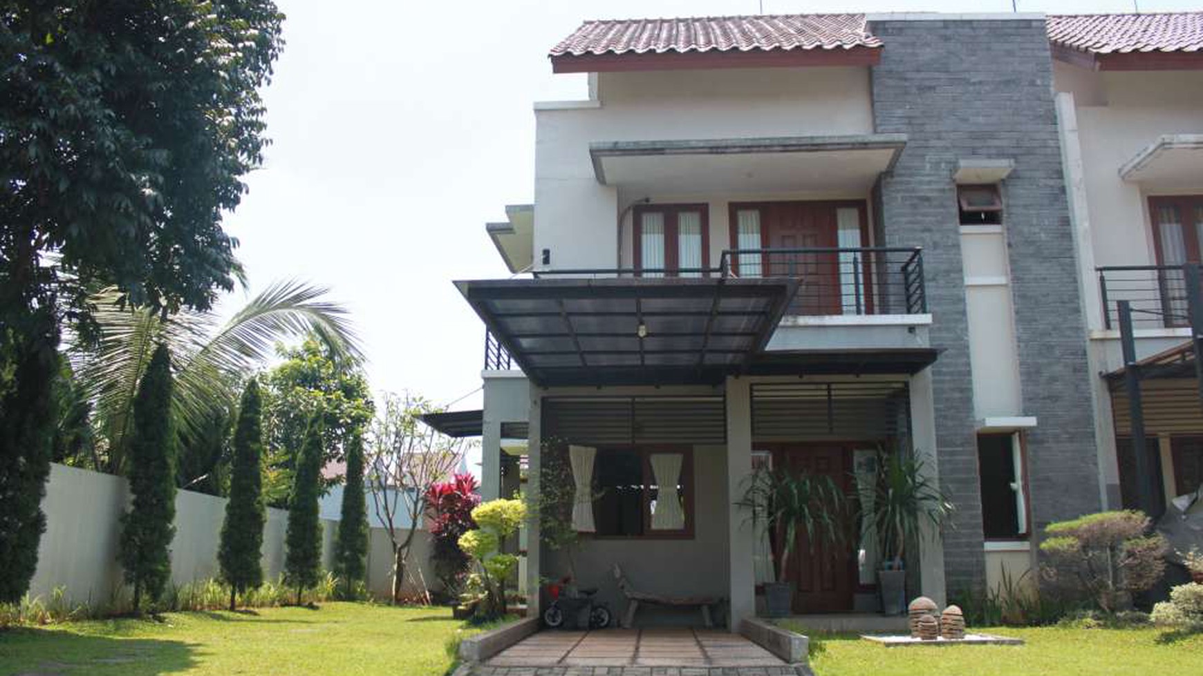 Dijual Rumah dengan tanah luas di dalam cluster Perumahan Elite Raffles Hills