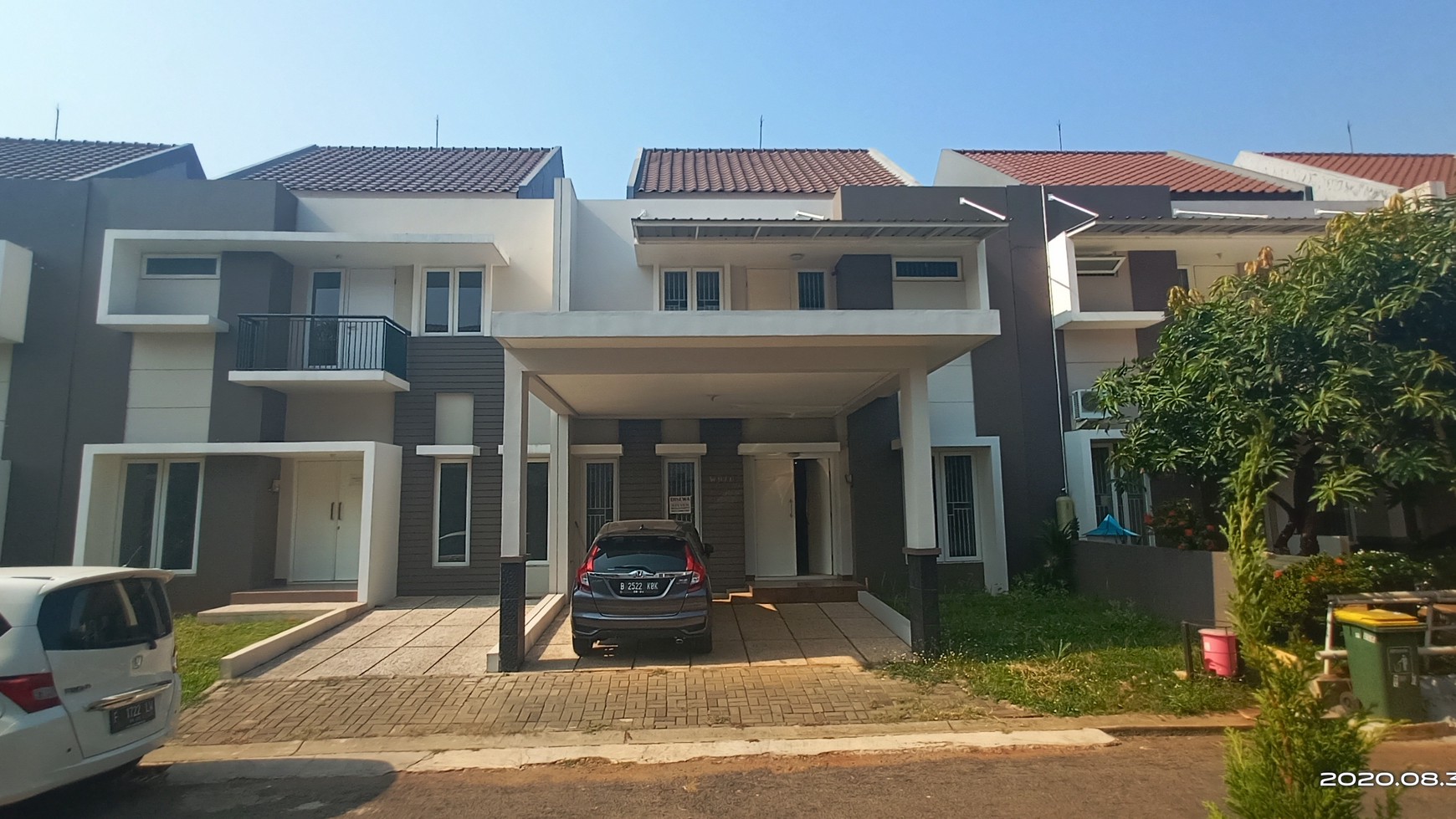 Di sewakan Rumah asri dua lantai, semi furnished siap huni di Rafles Hills Cibubur