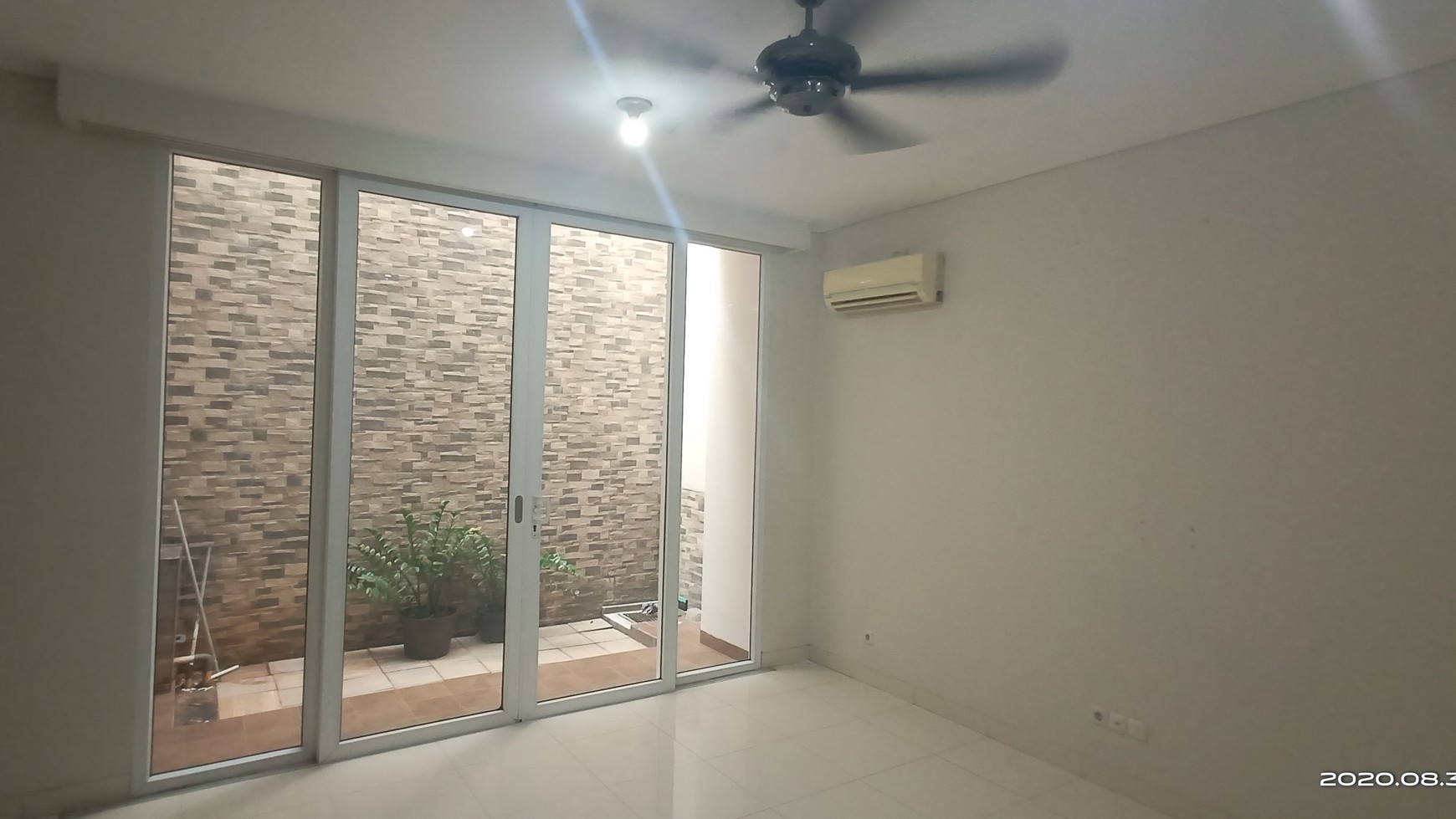 Di sewakan Rumah asri dua lantai, semi furnished siap huni di Rafles Hills Cibubur