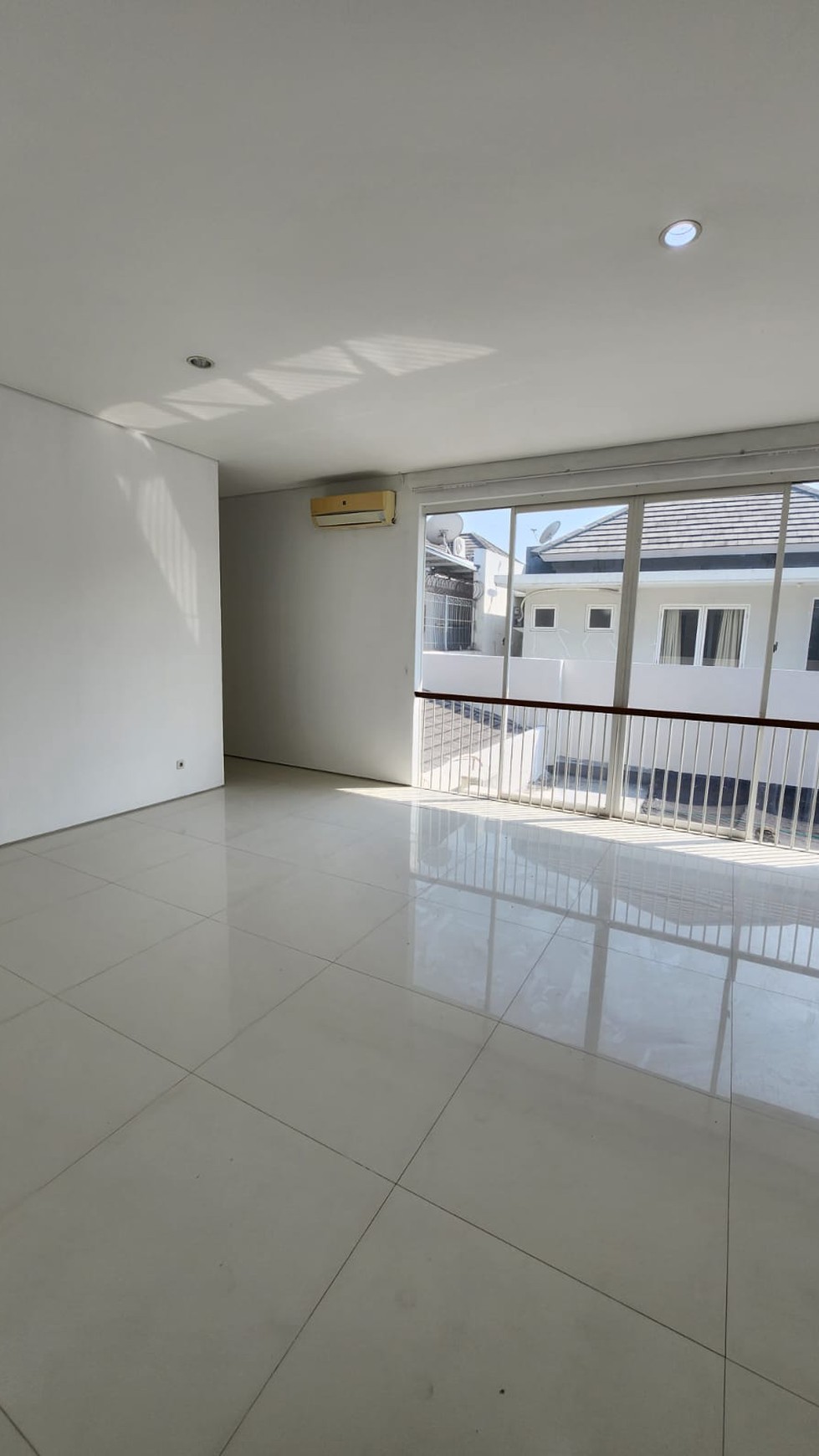 MURAH Sewa Rumah Royal Residence Surabaya  RAYA Luar Cluster - Garasi Carport 4 Mobil Dekat Pakuwon Mall, PTC, Supermall