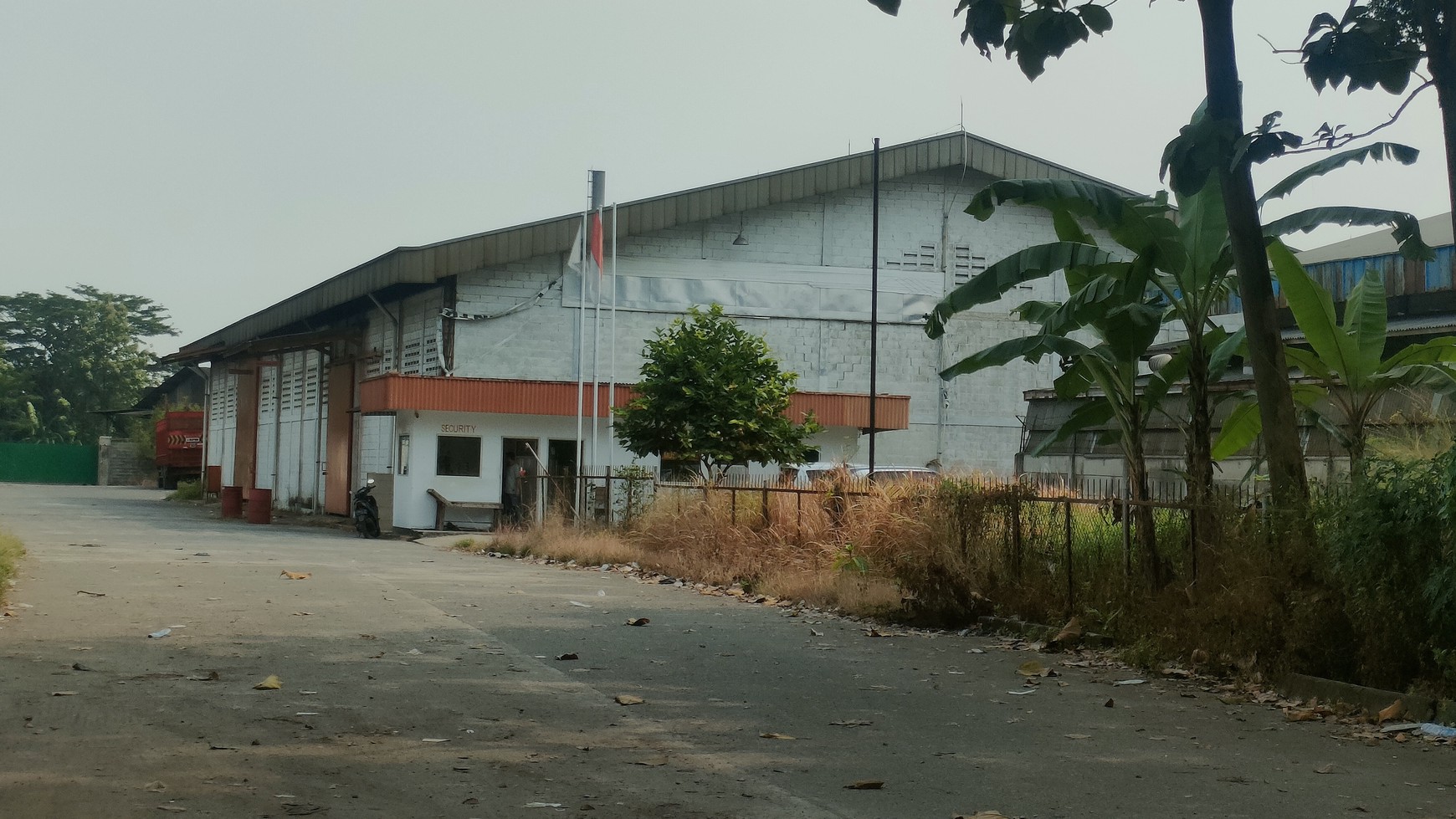 Gudang eks workshop bengkel di Cikupa Tangerang , 5000m2, hanya 10 menit dari exit tol, BU, siap pakai