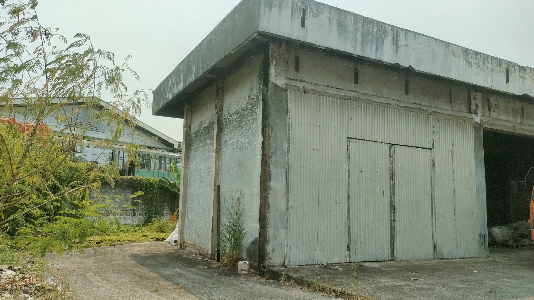 Gudang eks workshop bengkel di Cikupa Tangerang , 5000m2, hanya 10 menit dari exit tol, BU, siap pakai