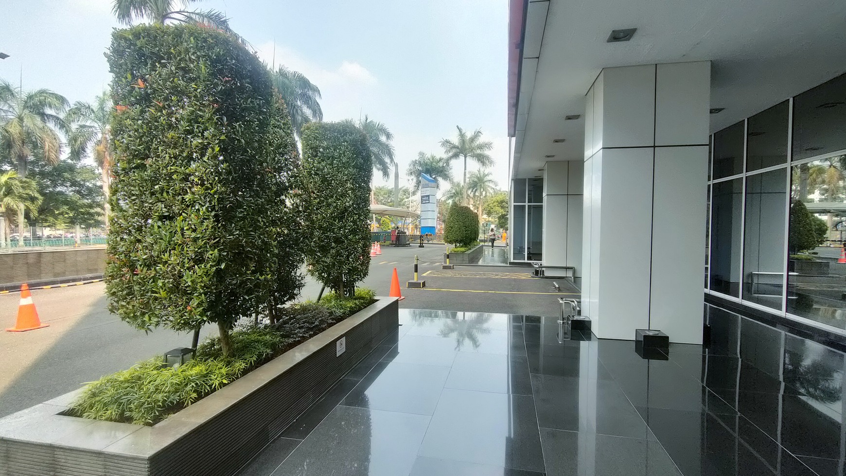 Office Puri Indah Financial Tower, terletak di CBD Jakarta Barat luas : 126 m2,  furnished, kondisi tersewa, cocok untuk invest !